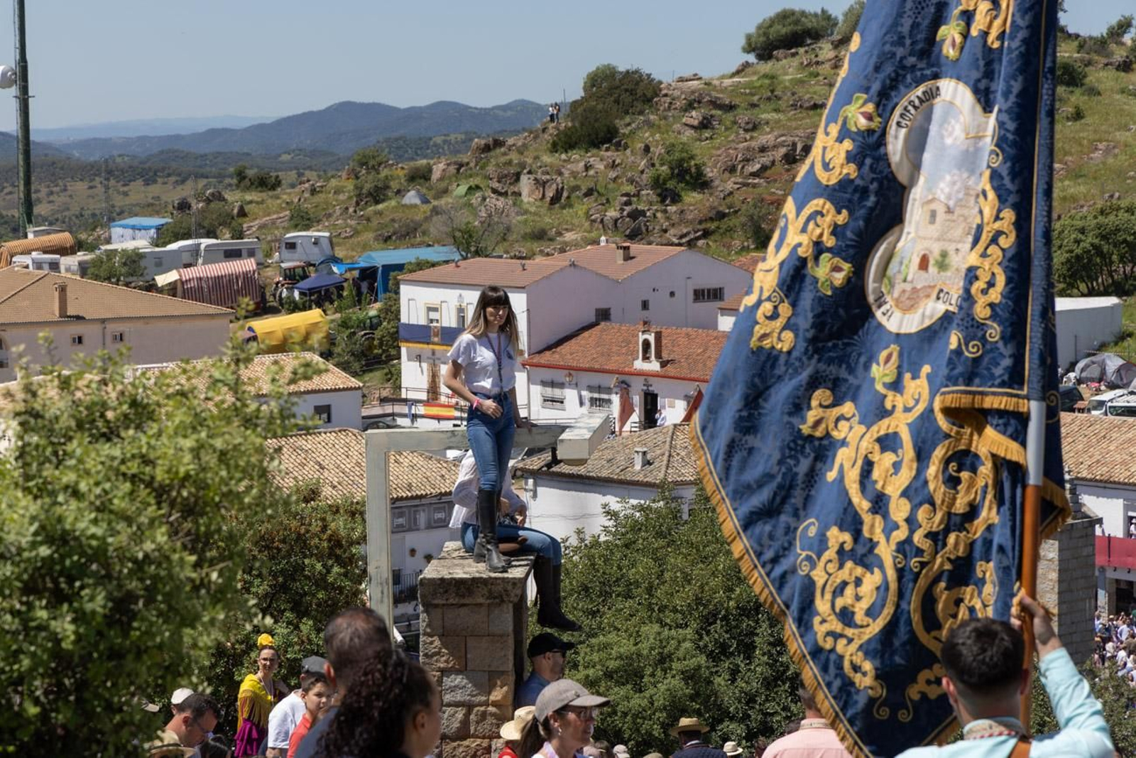 Miles de romeros acuden al encuentro de la Virgen de la Cabeza en su romería