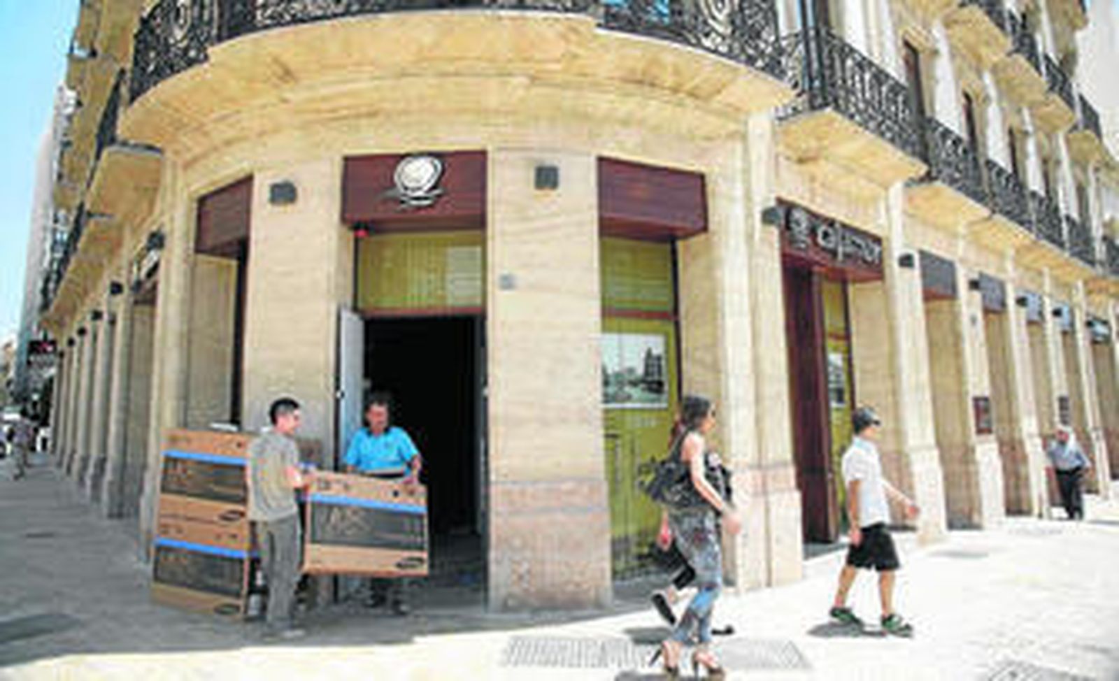 Varios operarios trasladaban ayer el material para la total operatividad de las instalaciones en el edificio de Puerta Purchena.