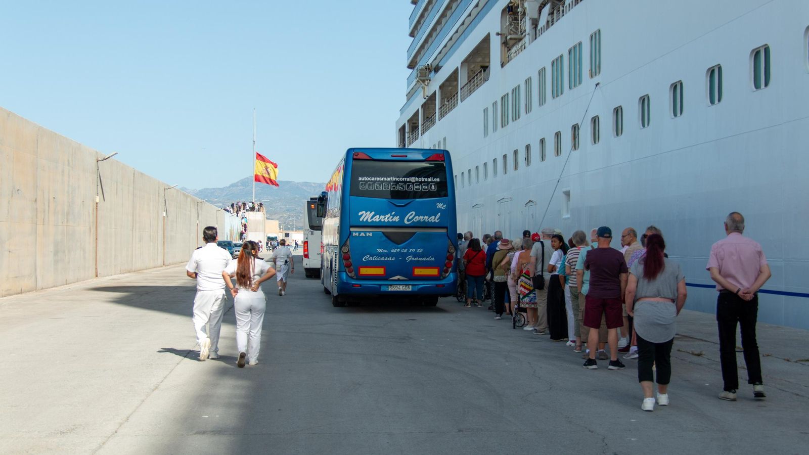 Cruceristas en el muelle Dique del Puerto de Motril