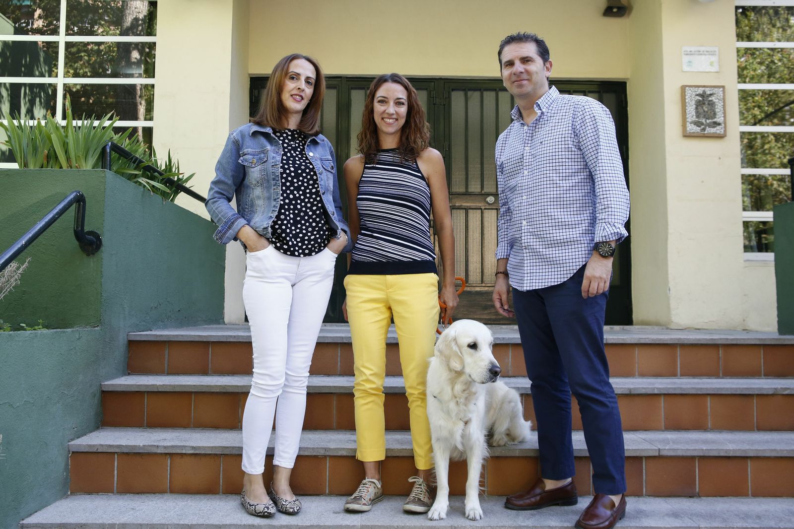 Cristina Martínez, jefa de estudios; Irene Maldonado; y Luis Pinto, director del centro, junto a Gala.