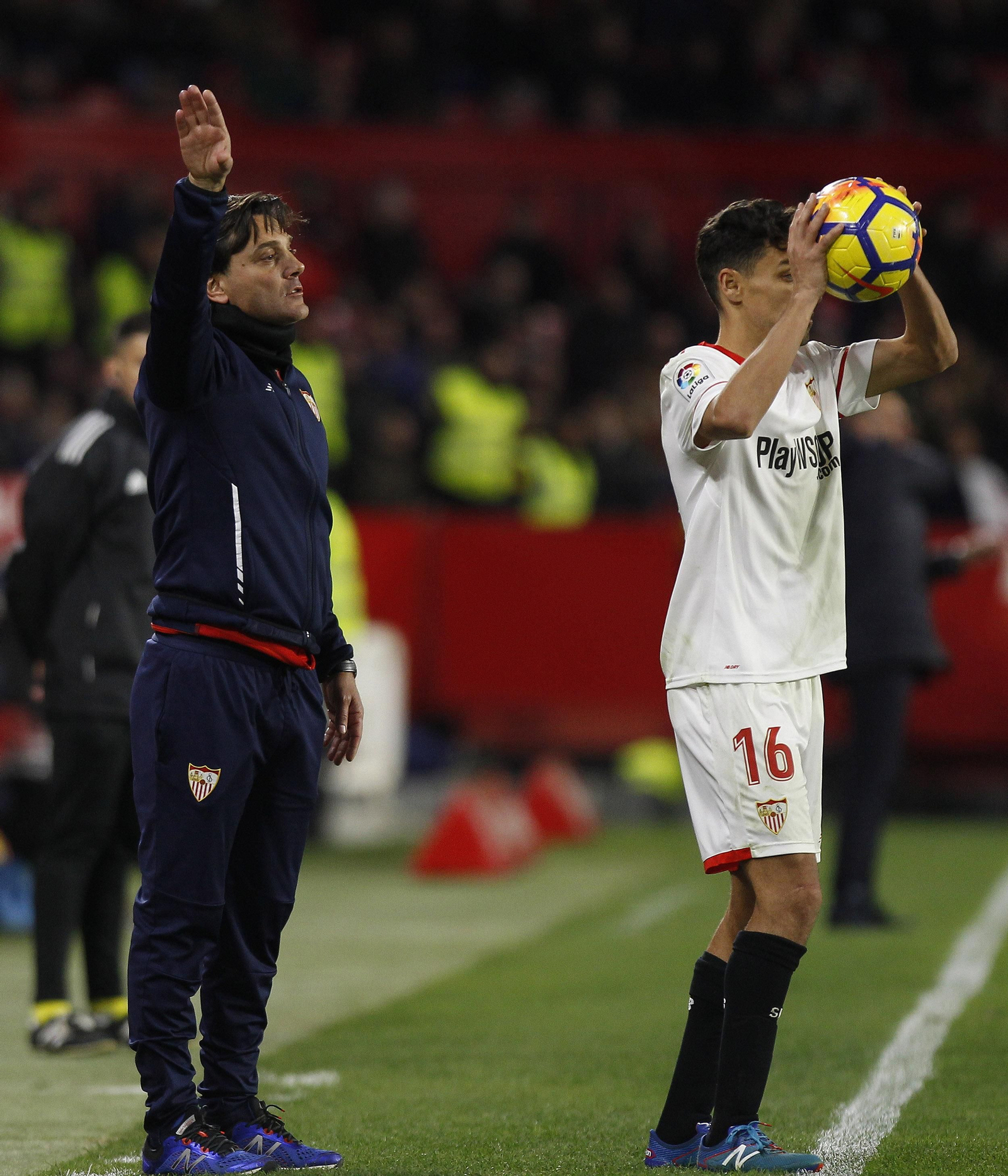 Montella da instrucciones a sus futbolistas mientras Jesús Navas se dispone a sacar de banda.