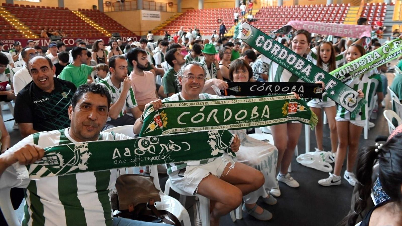Aficionados del Córdoba CF en Vista Alegre para ver el Ponferradina - Córdoba CF del 'play off' de ascenso.