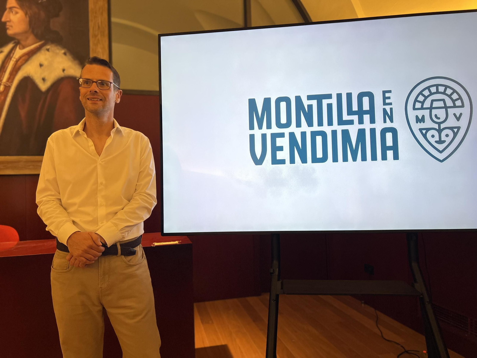 El concejal de Turismo y Promoción de Ciudad at Ayuntamiento de Montilla, Adrian Lapsley en la presentación de la nueva imagen para la Vendimia 2025.