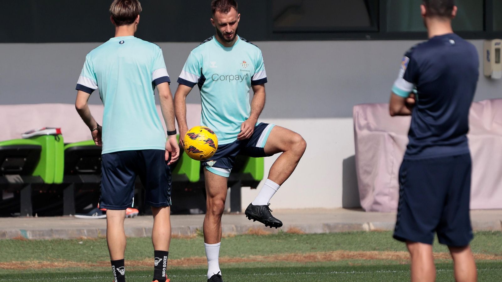 Pezzella toca lapelota con Juan Miranda en un entrenamiento.