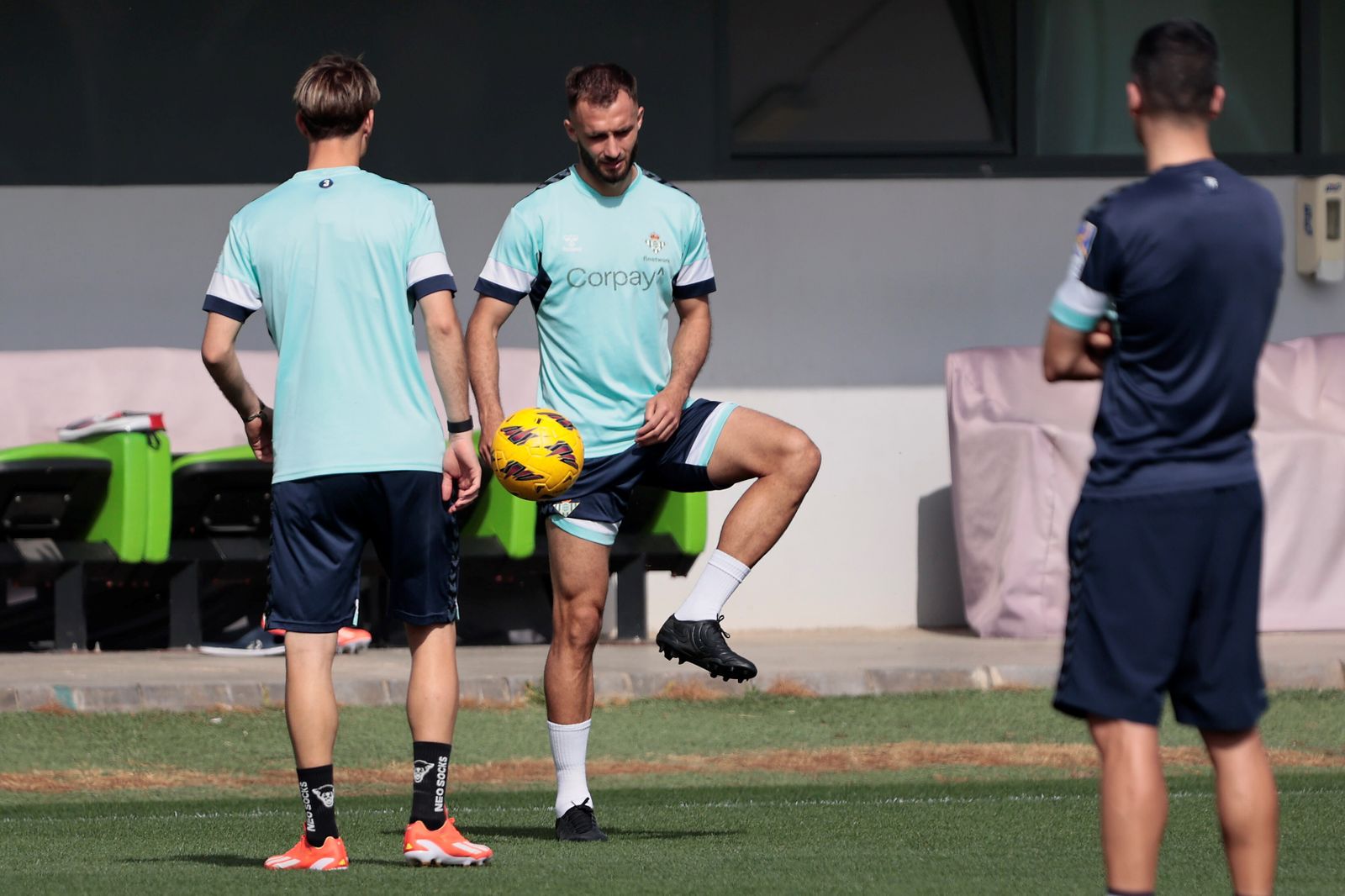 Pezzella toca lapelota con Juan Miranda en un entrenamiento.