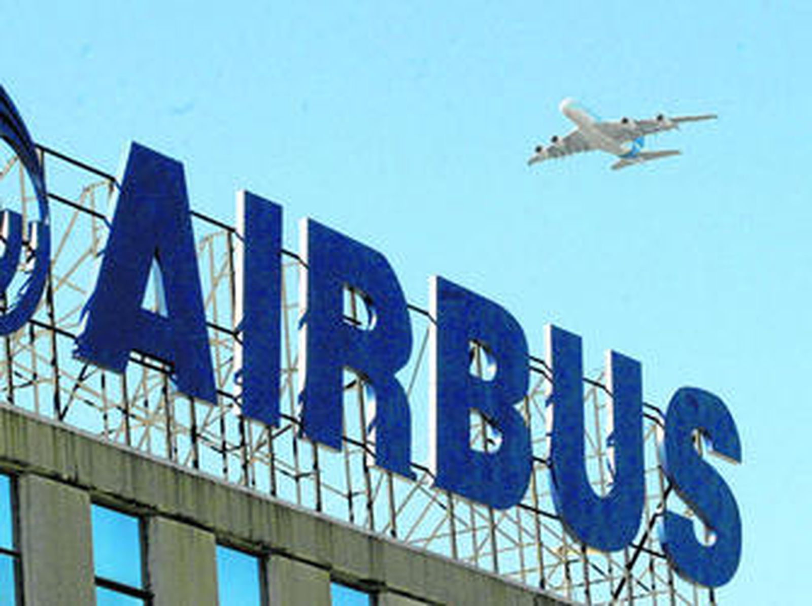 Un A380 sobrevuela la factoría de Airbus en Puerto Real.