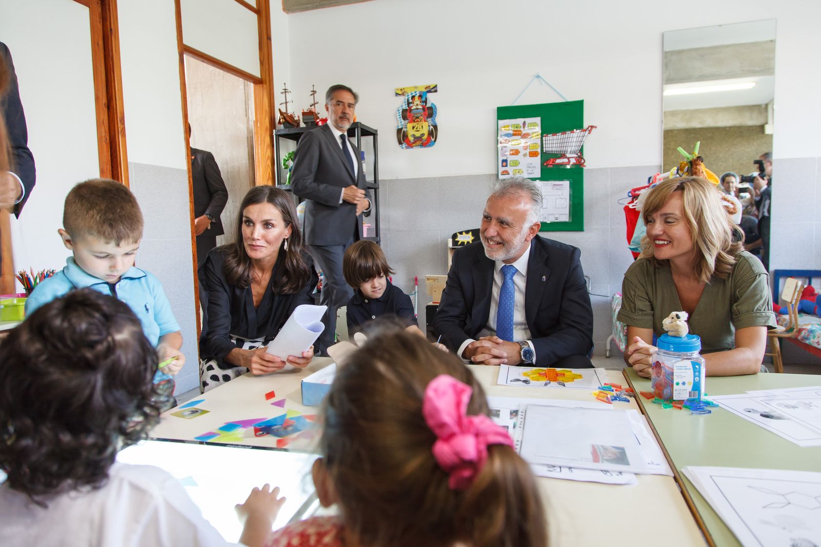 La reina Letizia; el presidente de Canarias, Ángel Víctor Torres; y la ministra de Educación, Pilar Alegría, conversan con alumnos en la inauguración del curso escolar en un centro de Los Llanos de Aridane.