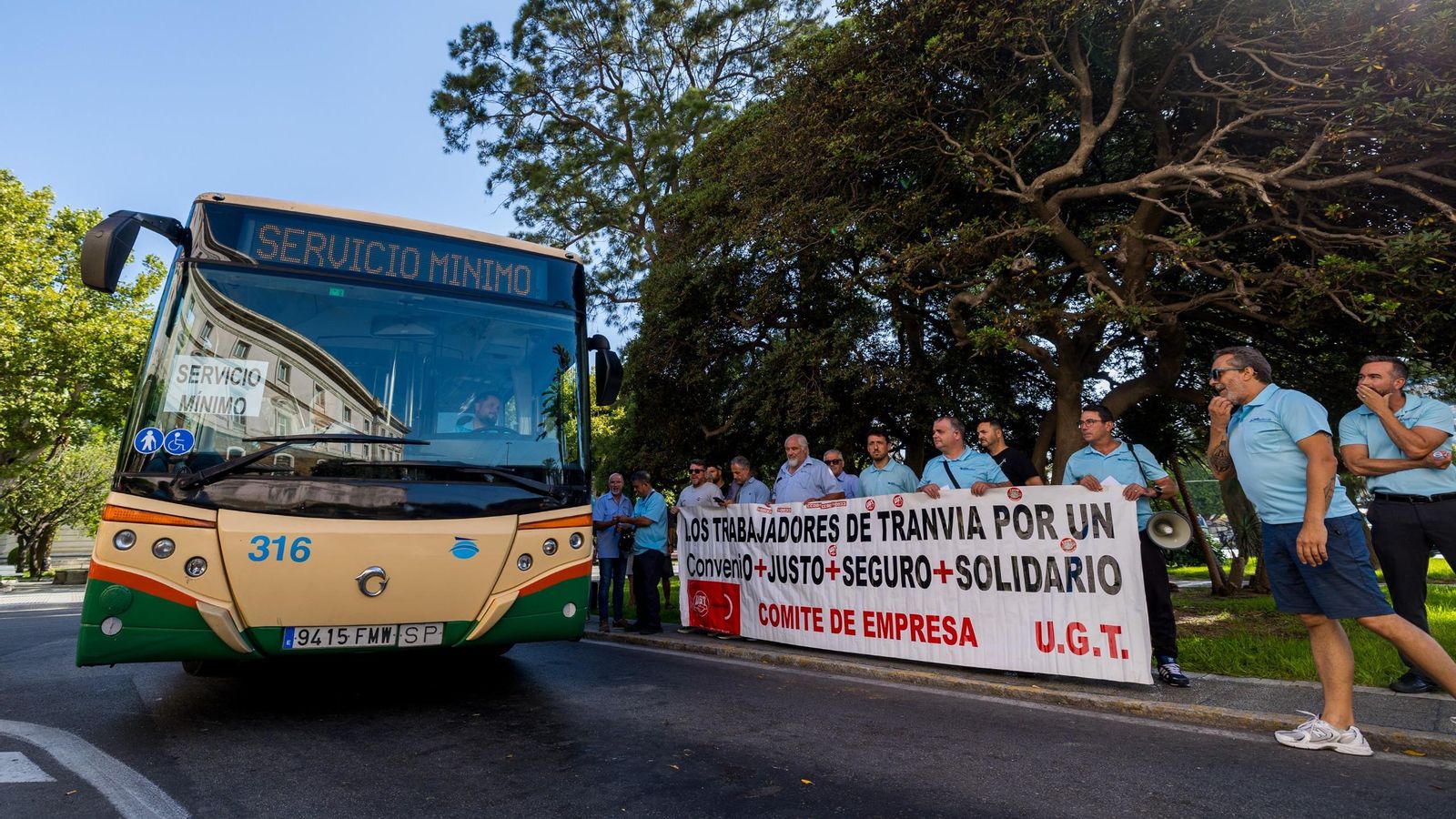 Algunos de los trabajadores de la empresa de autobuses Cádiz y San Fernando, en el quinto día de huelga.