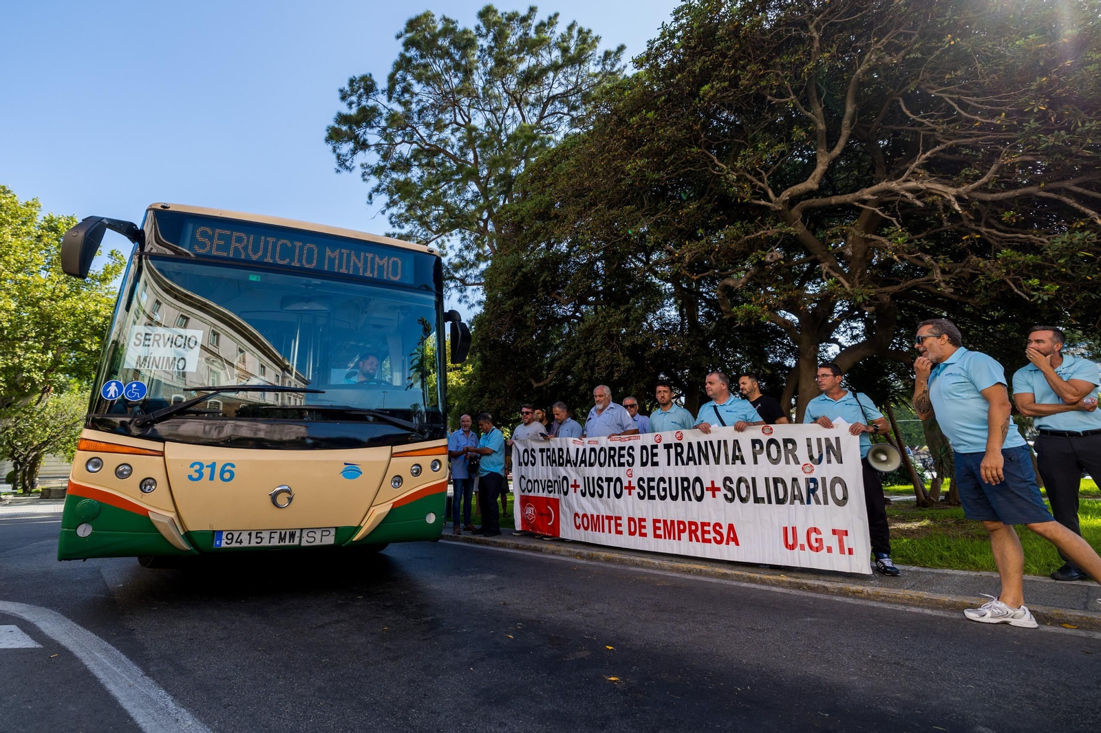 Algunos de los trabajadores de la empresa de autobuses Cádiz y San Fernando, en el quinto día de huelga.