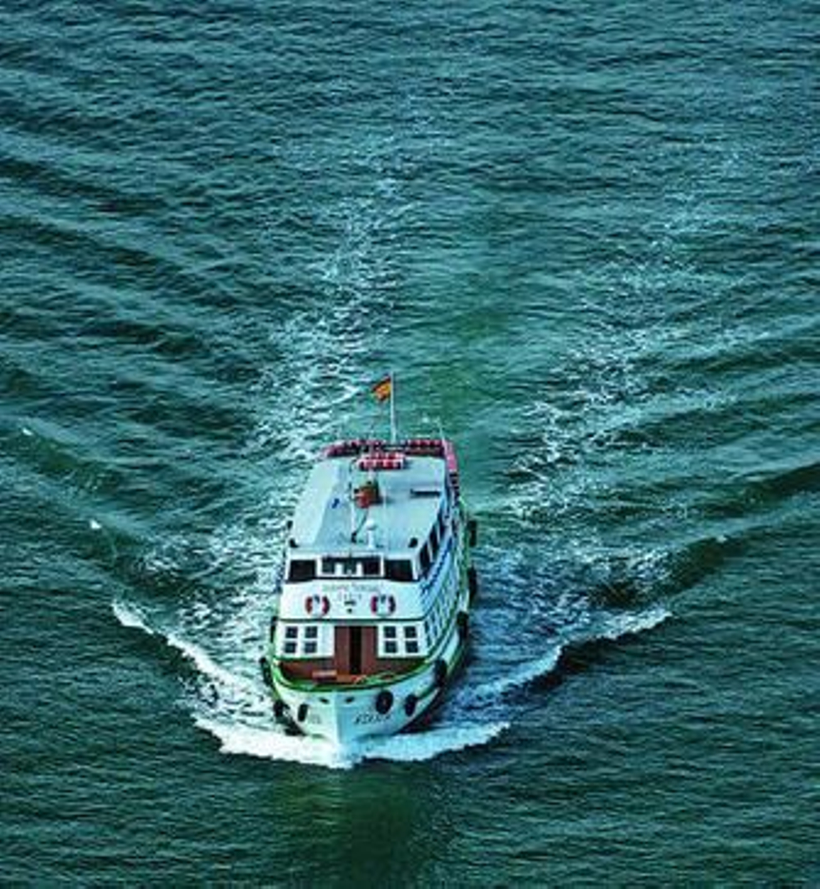El Vaporcito, surcando  las aguas de la Bahía en una imagen de archivo.