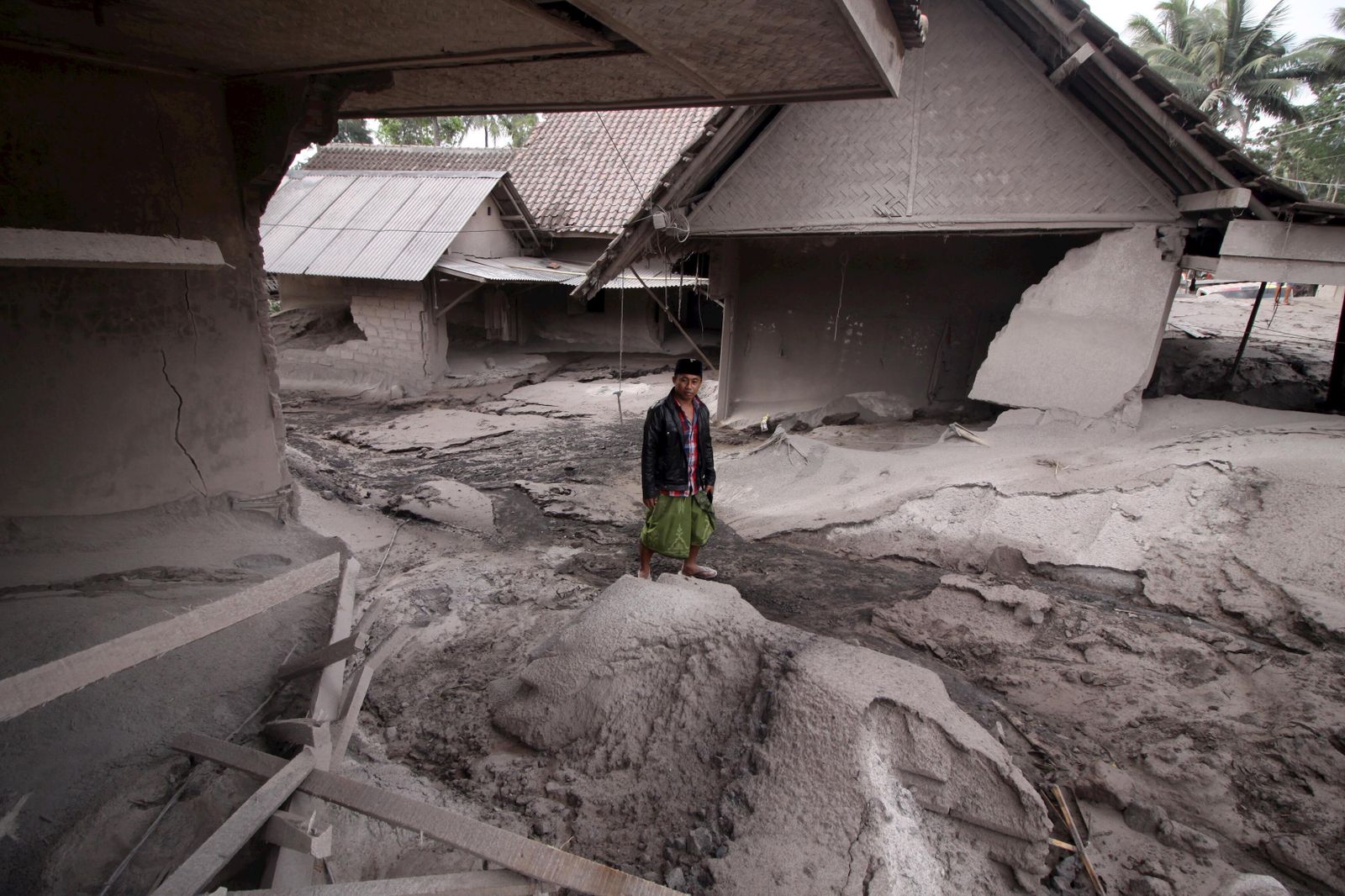 La erupción del volcán Semeru cubre de ceniza varias zonas de Indonesia