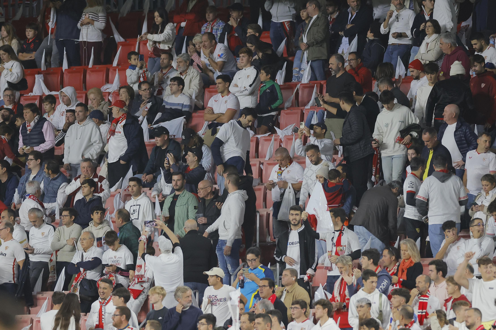 Búscate en las fotos del Sevilla-Arsenal