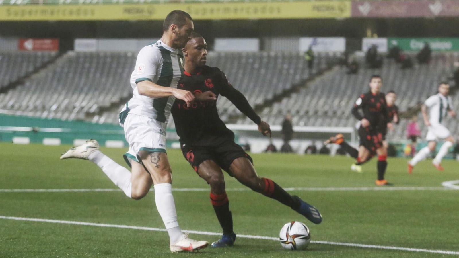 Sagnan corta una acción de Moutinho por banda derecha.