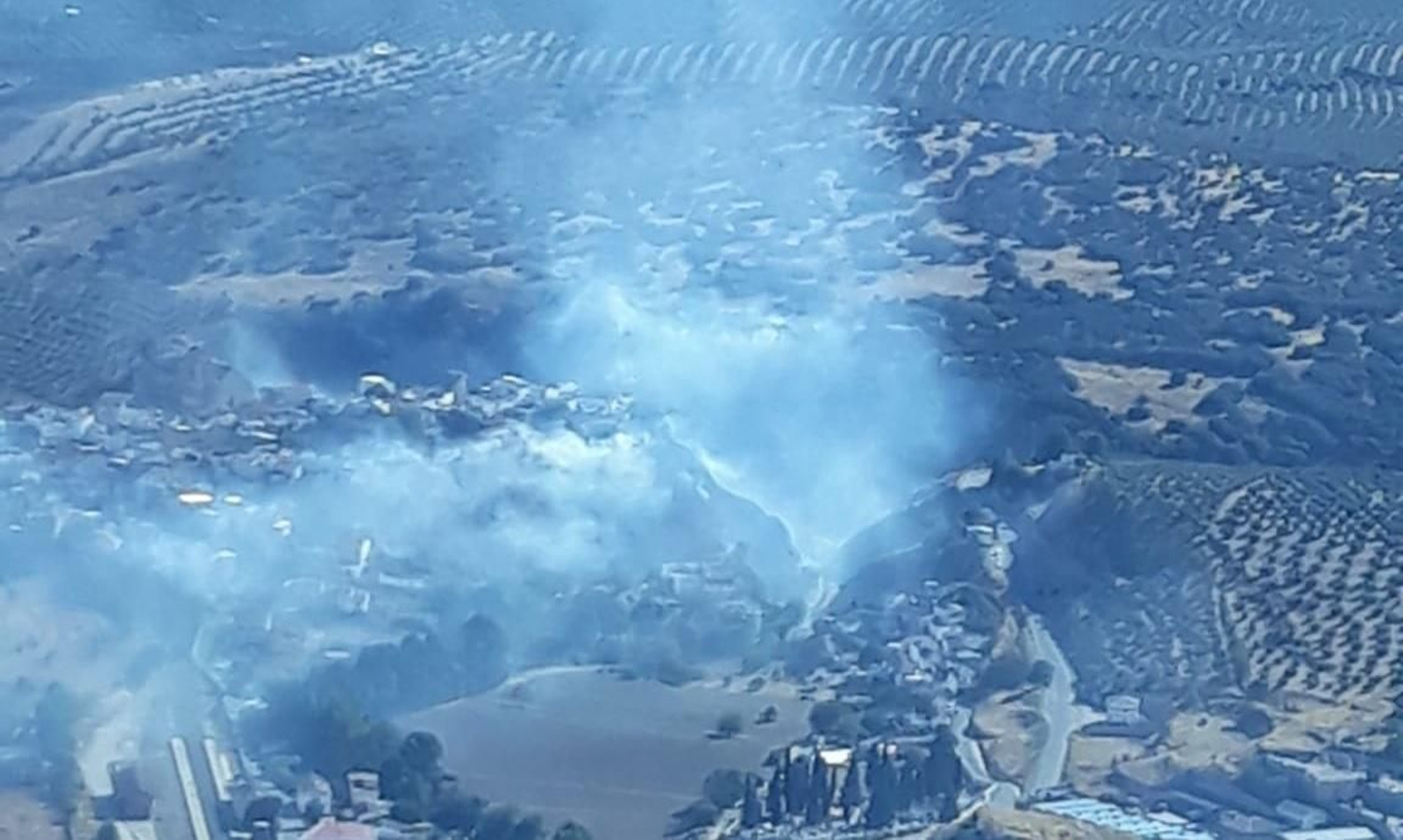 Vista del incendio forestal en un paraje de Iznalloz desde el helicóptero del Infoca