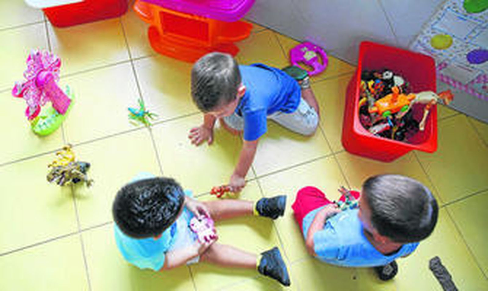 Saúl juega con sus compañeros en la clase de Charo.