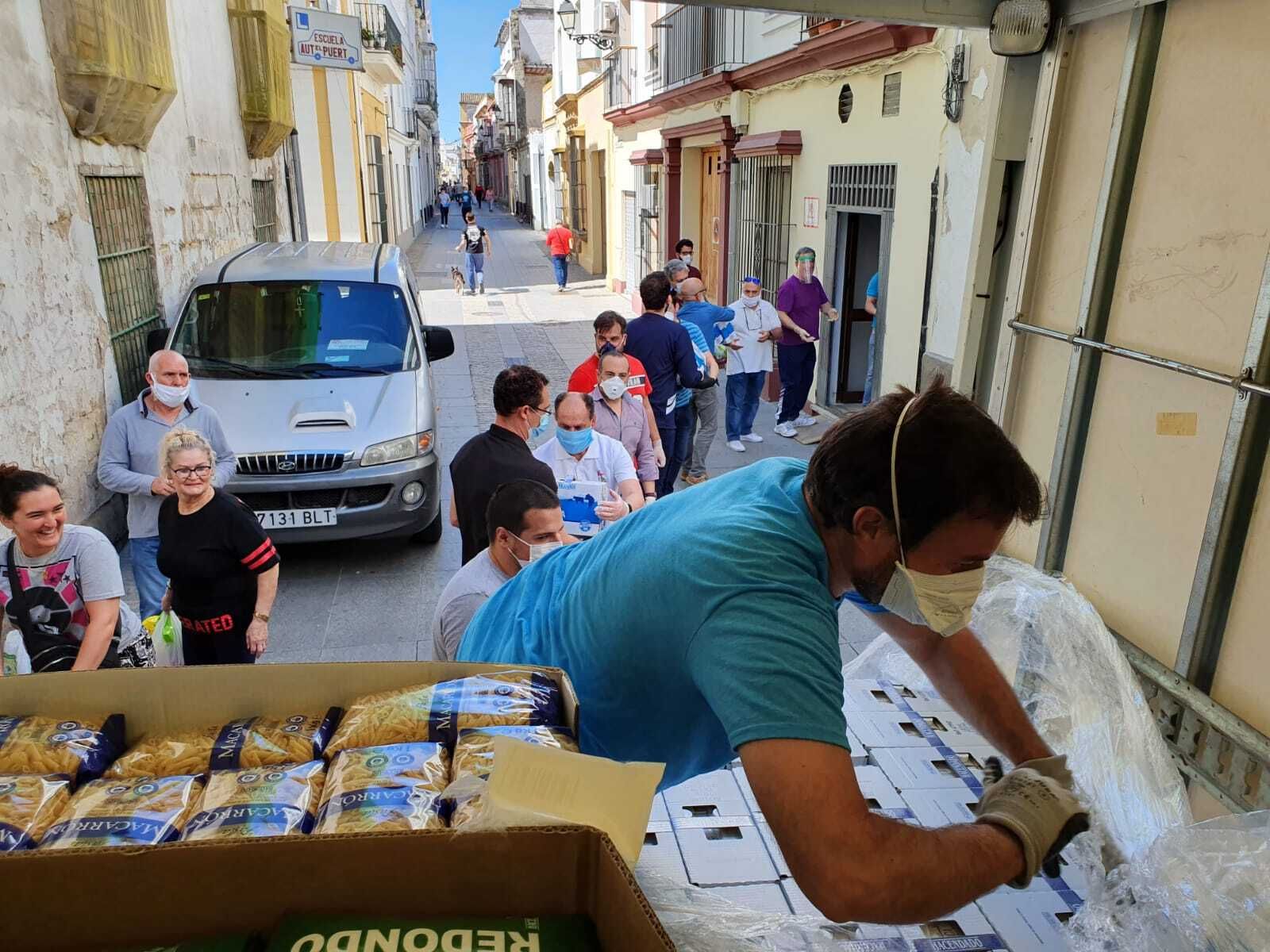 Una imagen de la anterior recogida de alimentos organizada por el colectivo de capataces y costaleros.