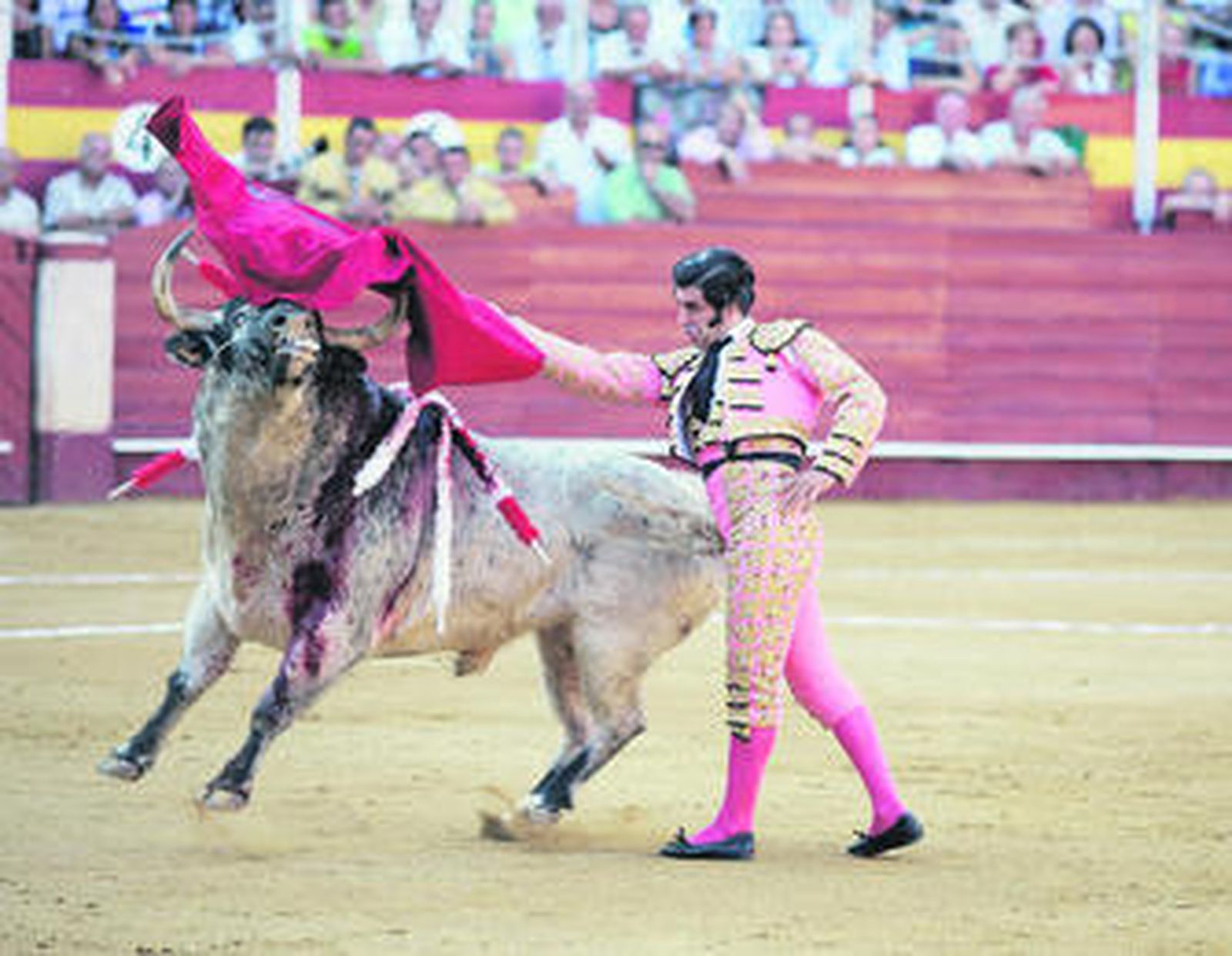 Un obligado por alto de Morante de la Puebla, ayer en la plaza de toros de Almería.