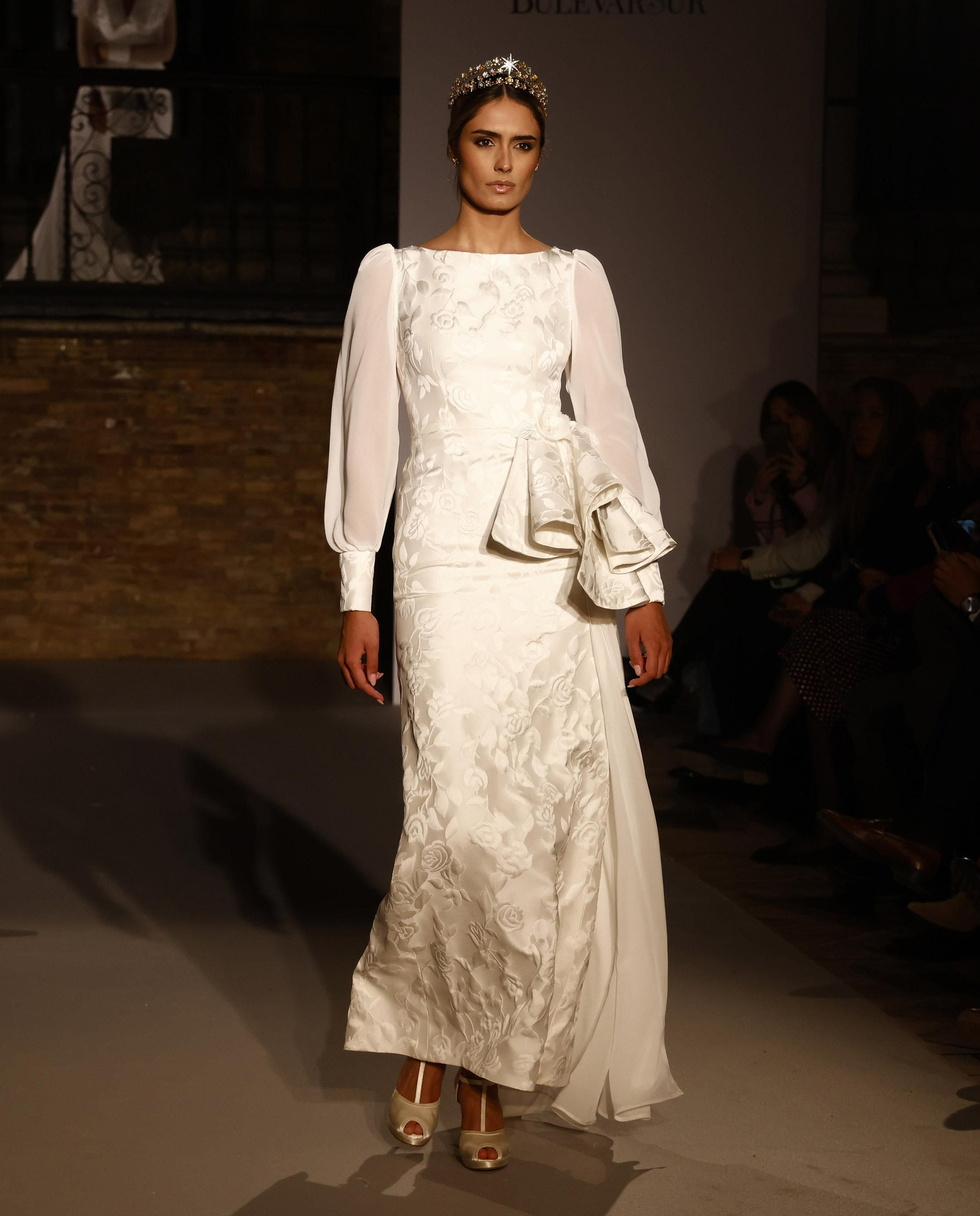 Las tendencias en vestidos de novia e invitada de la pasarela SIQ, en fotos