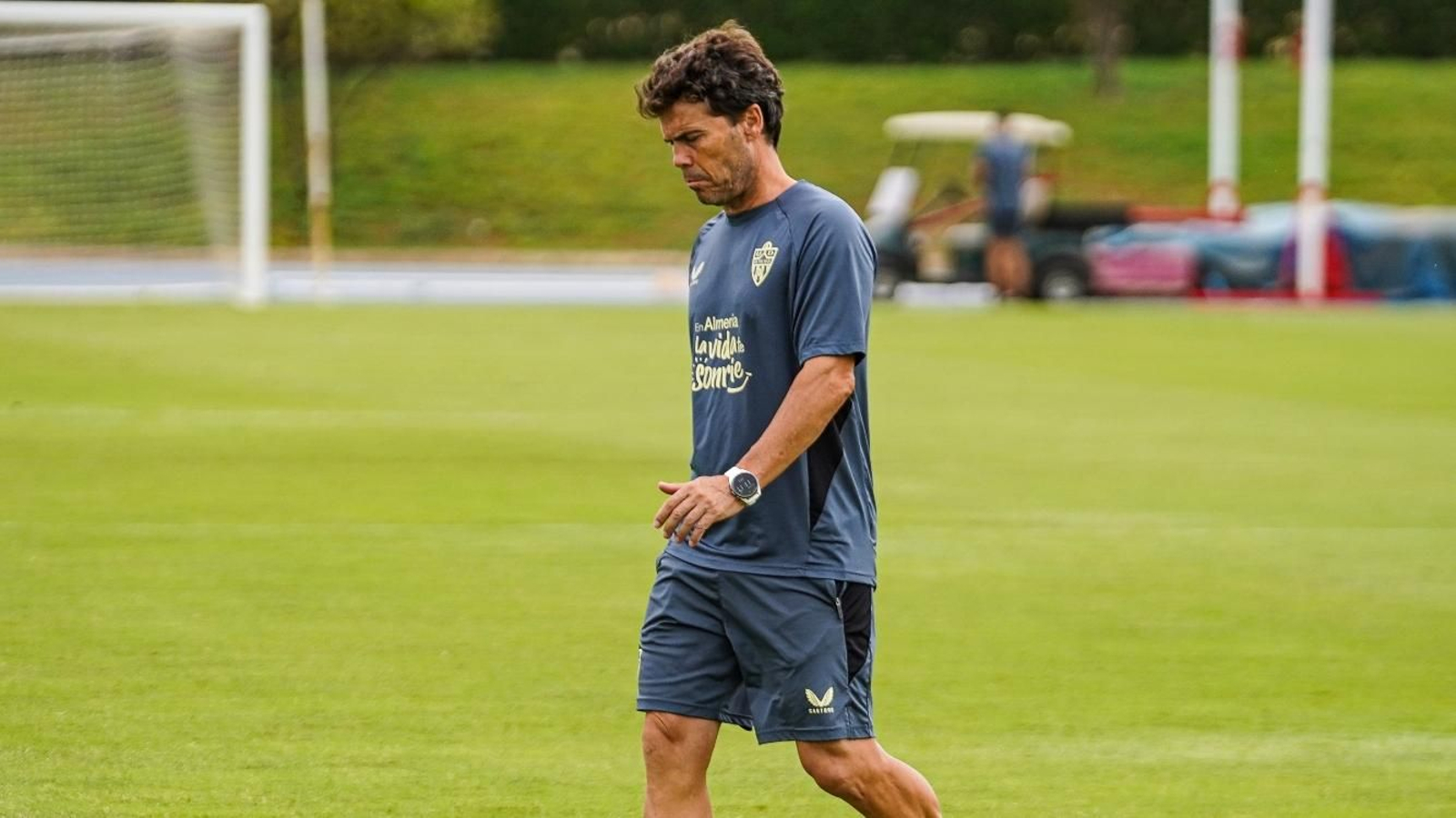 El técnico rojiblanco, cabizbajo en una de las sesiones de esta semana.