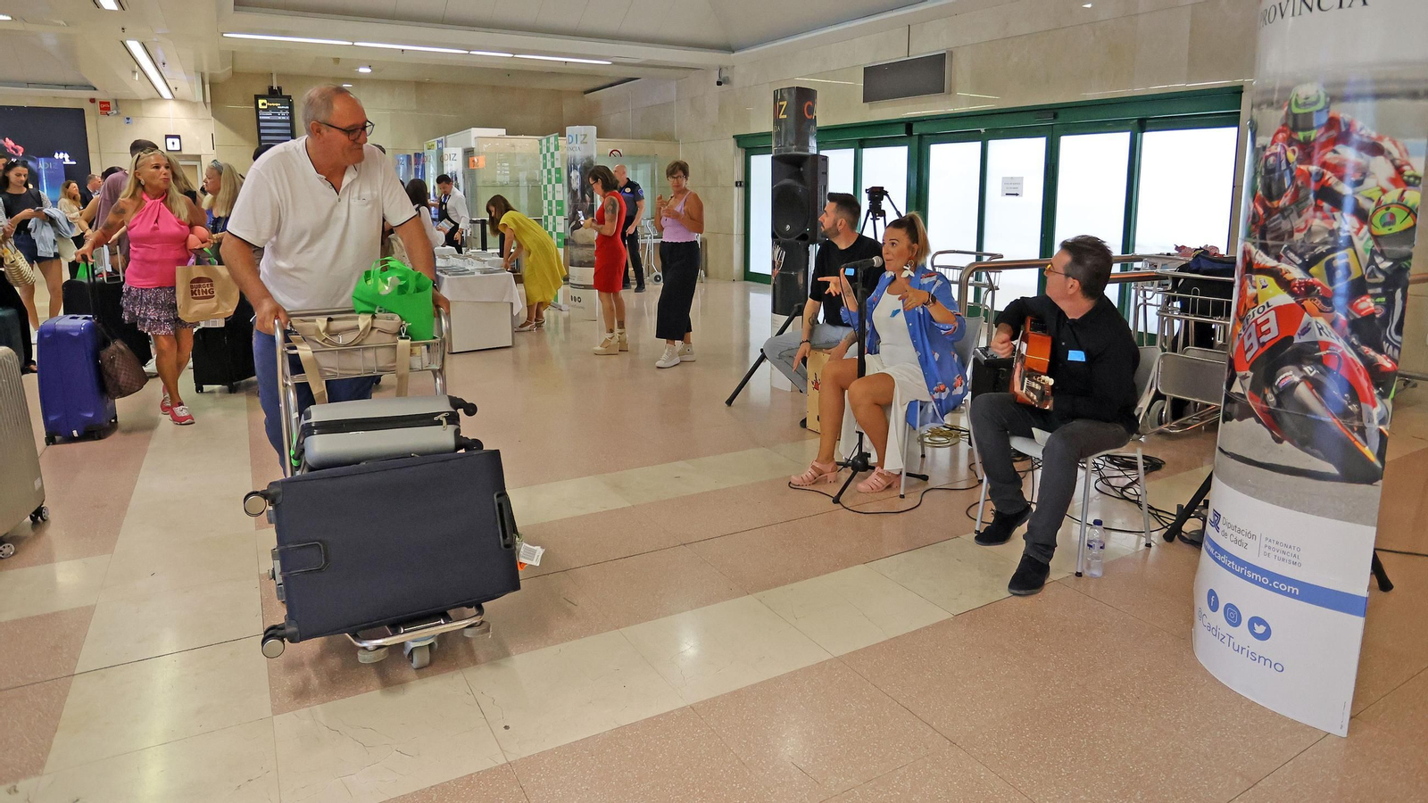 Así ha sido el recibimiento a los pasajeros del vuelo de Las Palmas de Gran Canaria en el Aeropuerto de Jerez