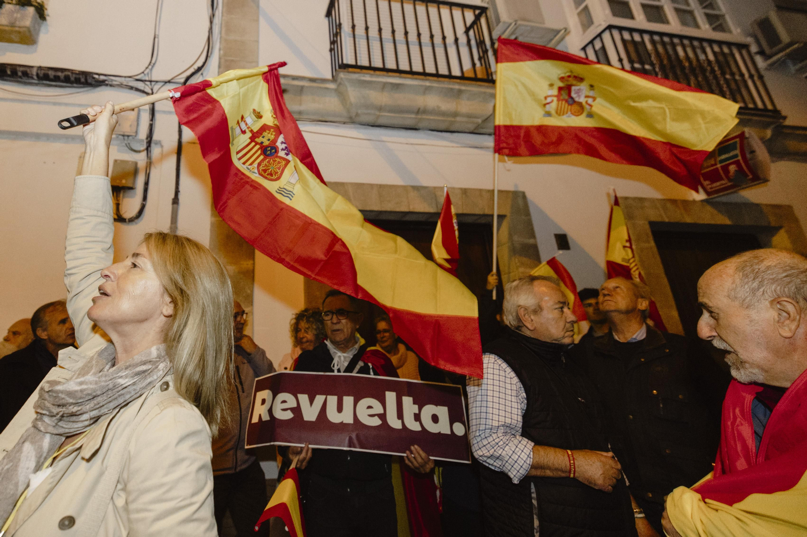Concentración  contra la amnistía ante la sede del PSOE en El Puerto de Santa María.