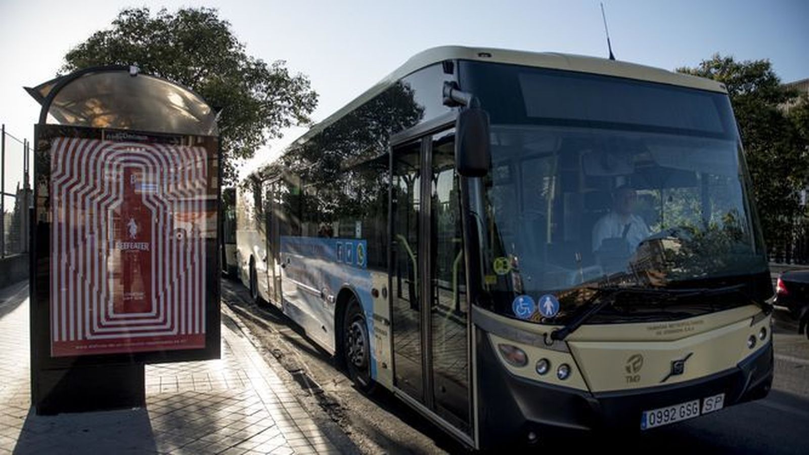 Un autobús metropolitano en la calle Rector Marín Ocete.