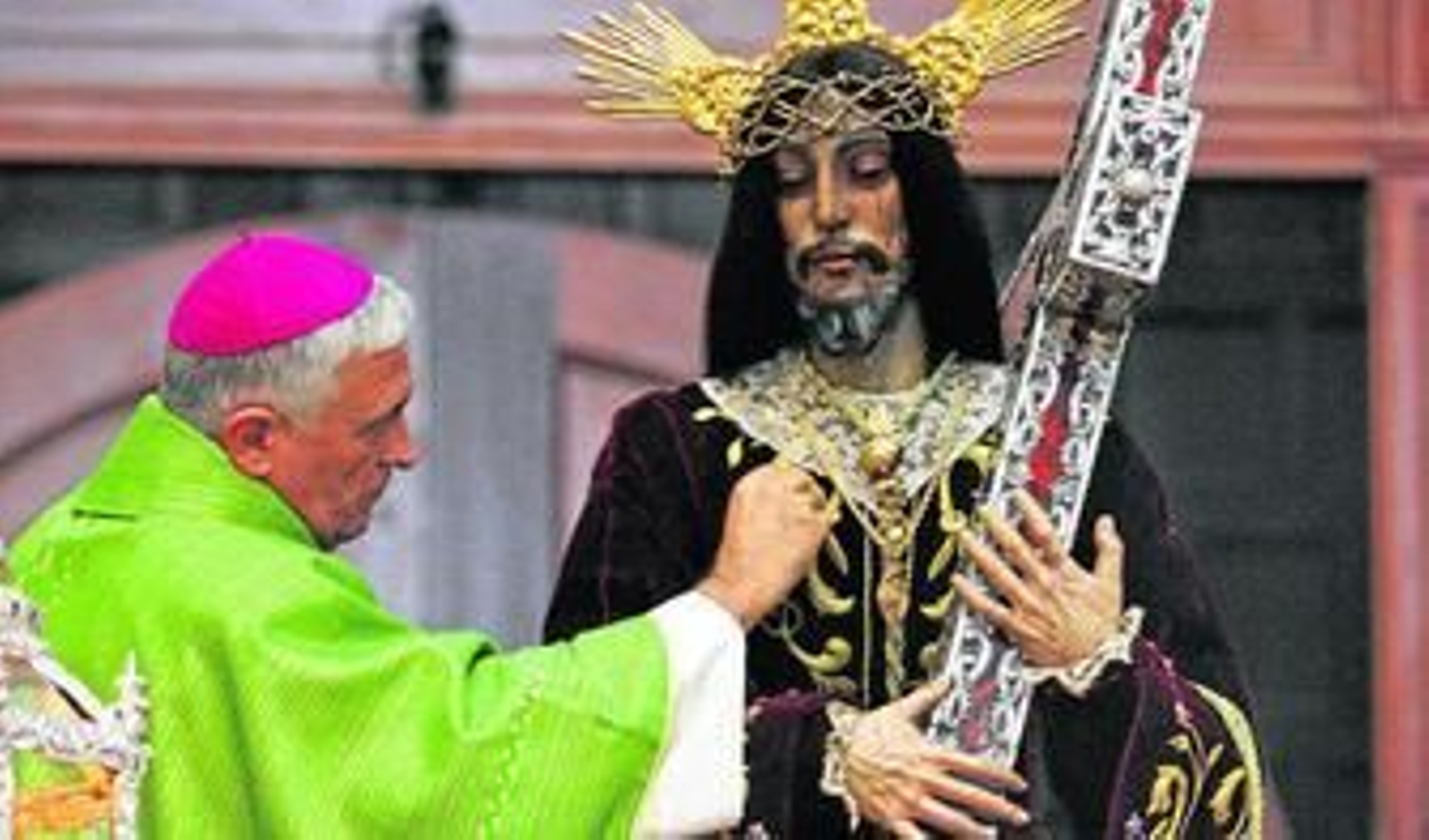El obispo impone la medalla de oro de la ciudad al Nazareno, ante la ausencia de todos los miembros del equipo de gobierno al acto del pasado domingo.