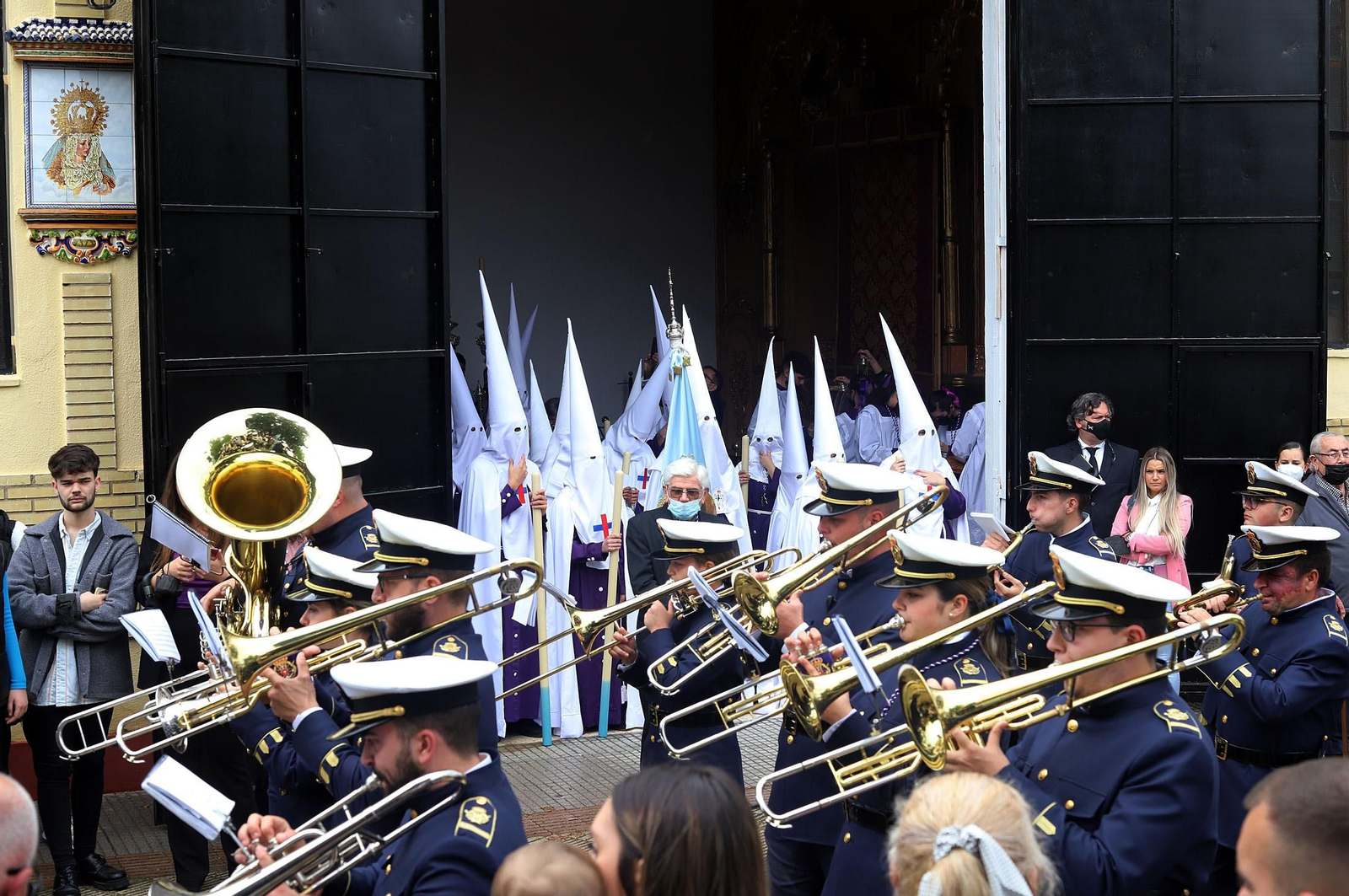 Imágenes de la procesión del Cautivo  bajo la lluvia en Huelva