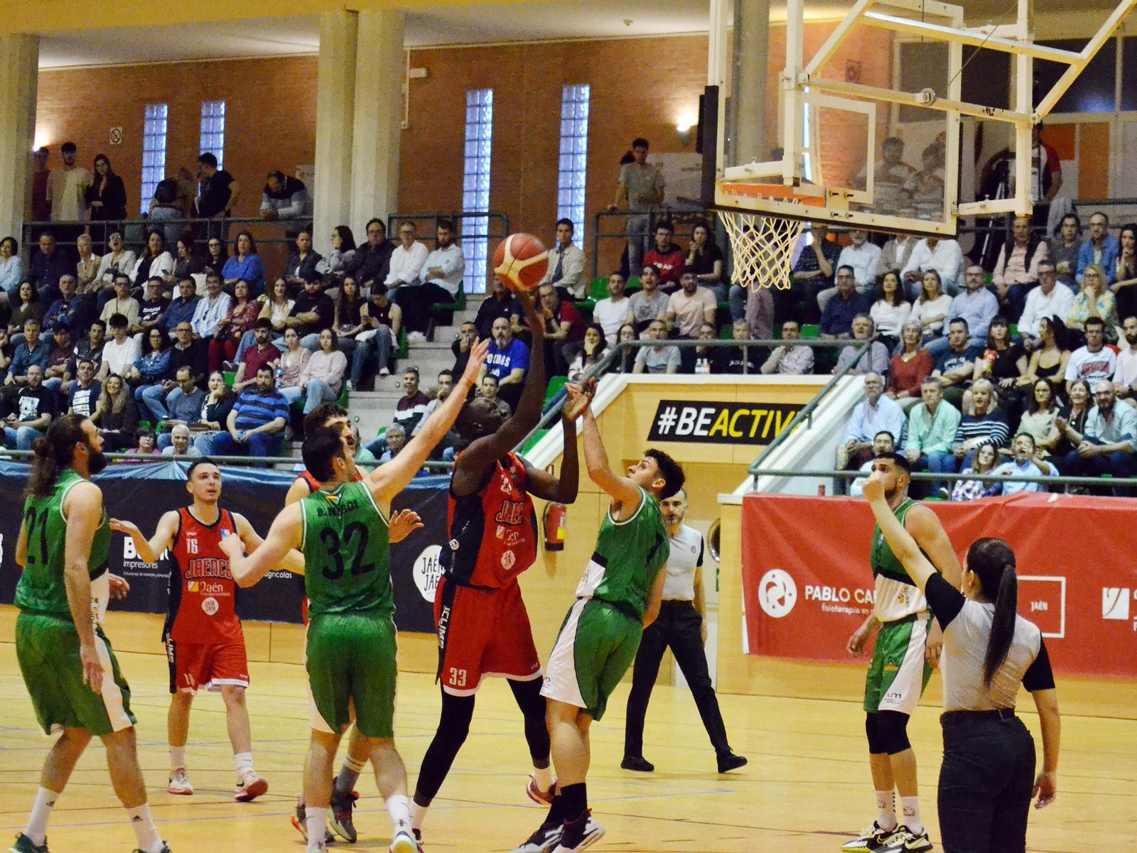 Deng Mayot lanza a canasta en el duelo ante el Baloncesto Murgi.