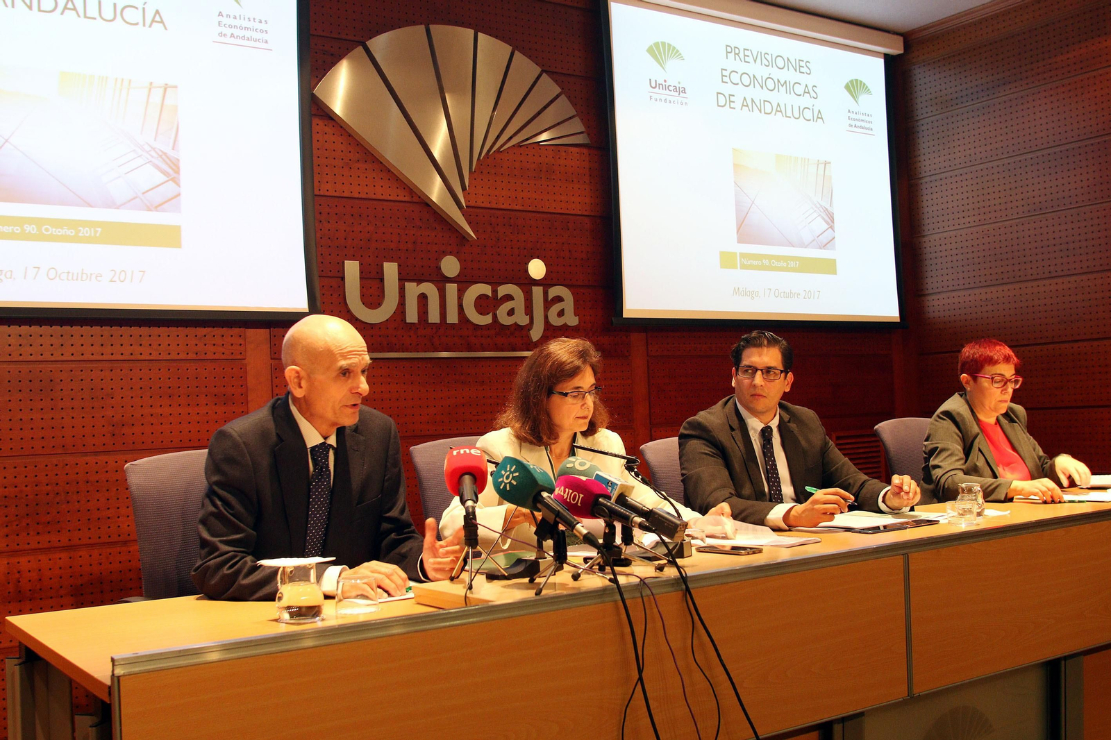 Francisco García Navas, Felisa Becerra, Rafael Muñoz, ayer, en la presentación del informe económico.