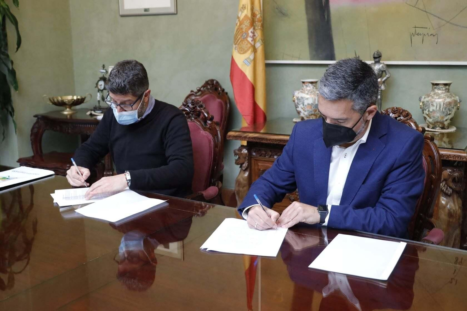 El alcalde de Rota, Javier Ruiz (PSOE), y el concejal de IU, Pedro Pablo Santamaría, firmando el acuerdo presupuestario.