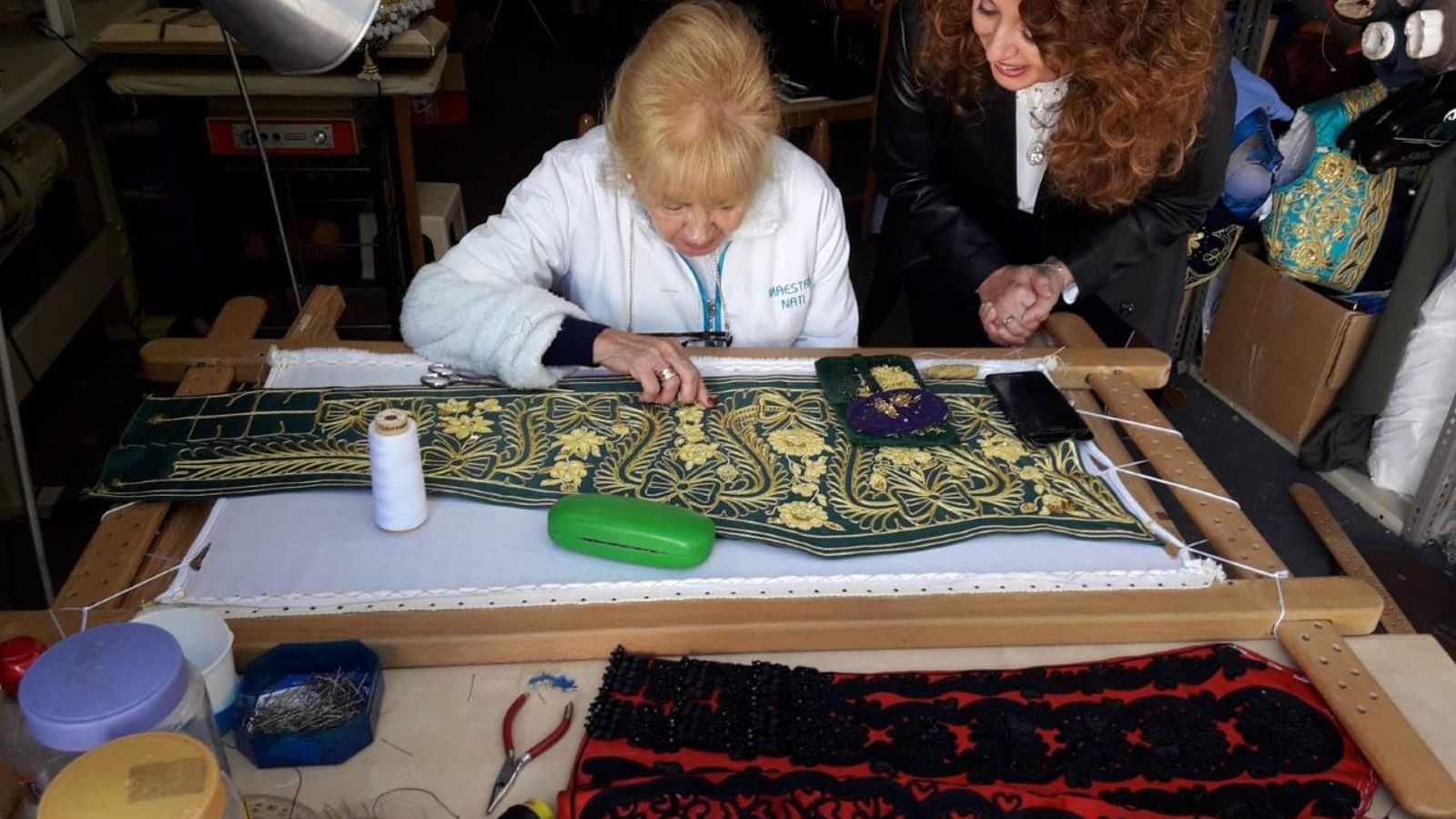 En el taller de la Maestra Nati, Bordadora Taurina y Sastre de toreros, Medalla de las Bellas Artes en Tauromaquia 2019