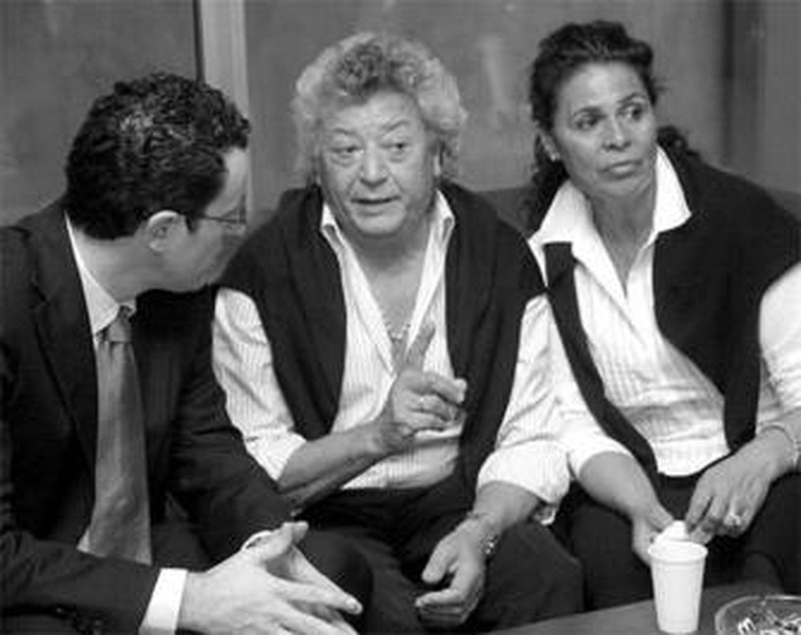 1. Los cantaores Pansequito y Aurora Vargas conversan con Francisco Perujo, director de la Agencia para el Desarrollo del Flamenco, ayer en el velatorio de Chano Lobato, al que se unió un nutrido grupo de representantes del mundo del flamenco que coincidieron en subrayar la genial personalidad del gaditano. 2. Un primer plano de la bailaora sevillana Matilde Coral, gran amiga del artista. 3. Chiquetete y Rancapino conversan a su llegada al tanatorio de la SE-30. 4. Su viuda, Rosario Peña, junto a Gema Cañabate, abogada y bailaora que se formó bajo el magisterio de la esposa de Chano.