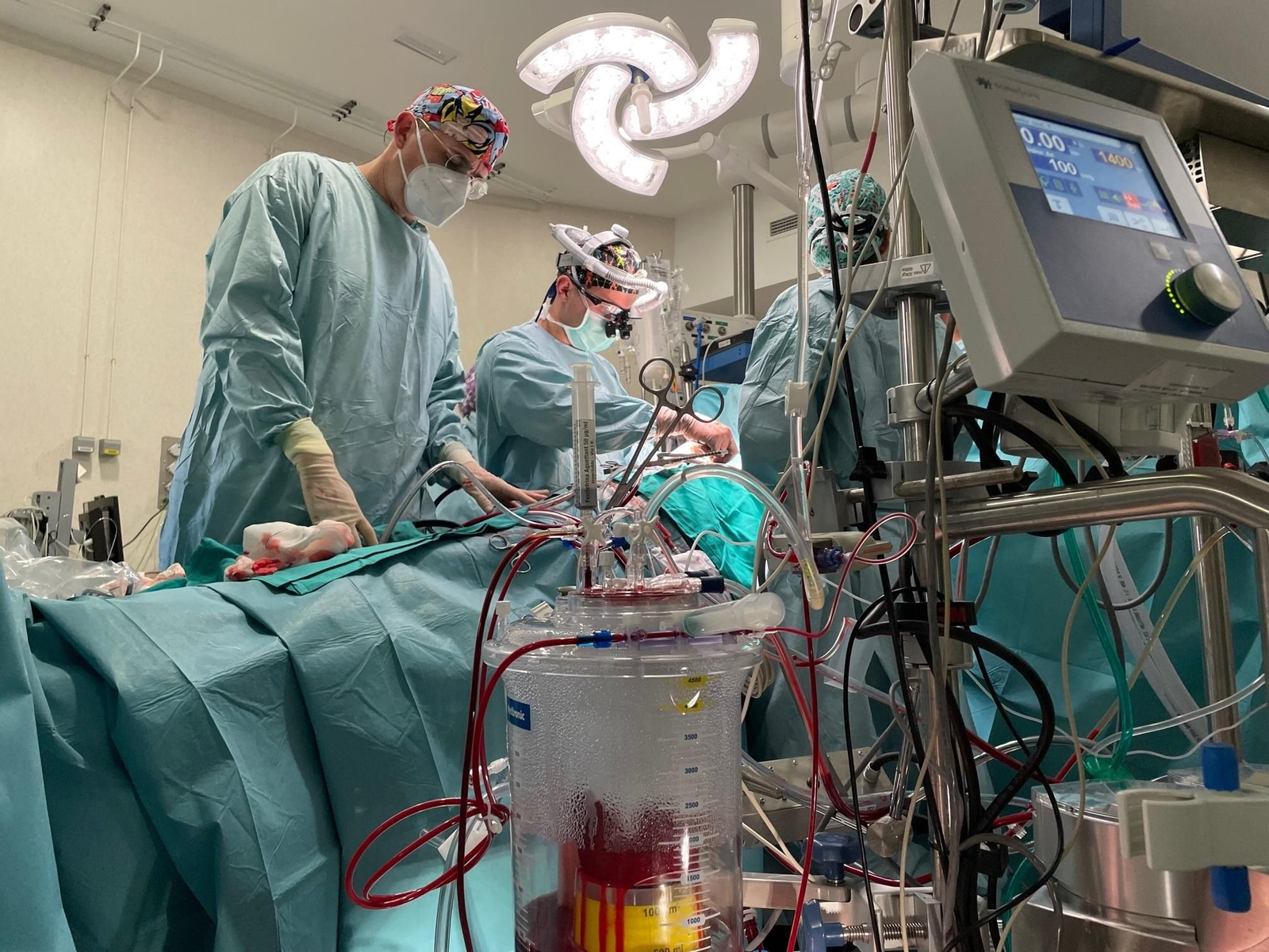 Profesionales sanitarios durante una operación quirúrgica.