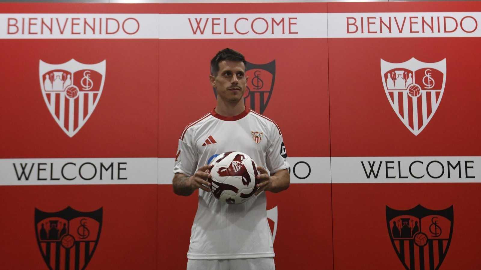 Alfon en la presentación como nuevo jugador del Sevilla