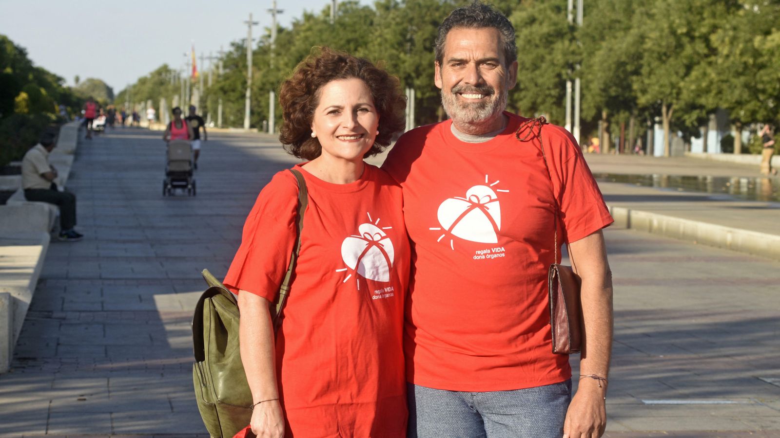 Mari Paz Relaño y Carlos Zayas posan con sus camisetas de la campaña de donación de órganos.