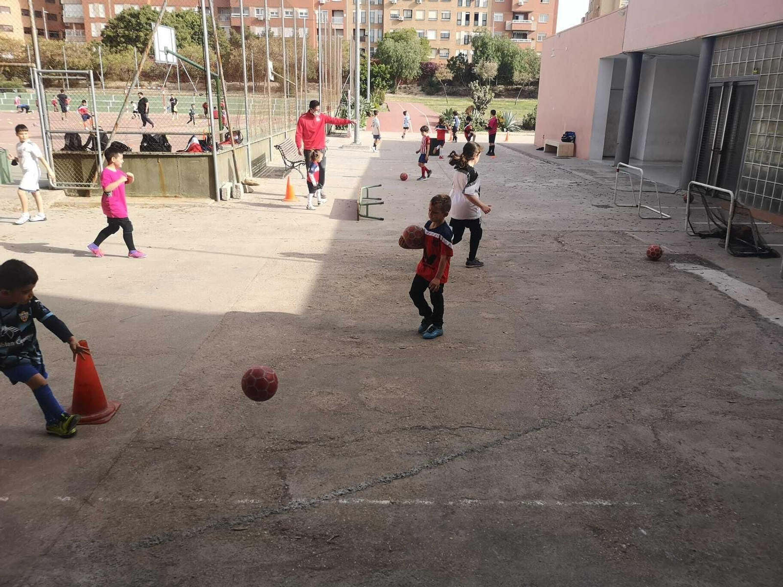 Fotogalería de los campus de Sporting Almería y Fútbol Indoor La Academia.