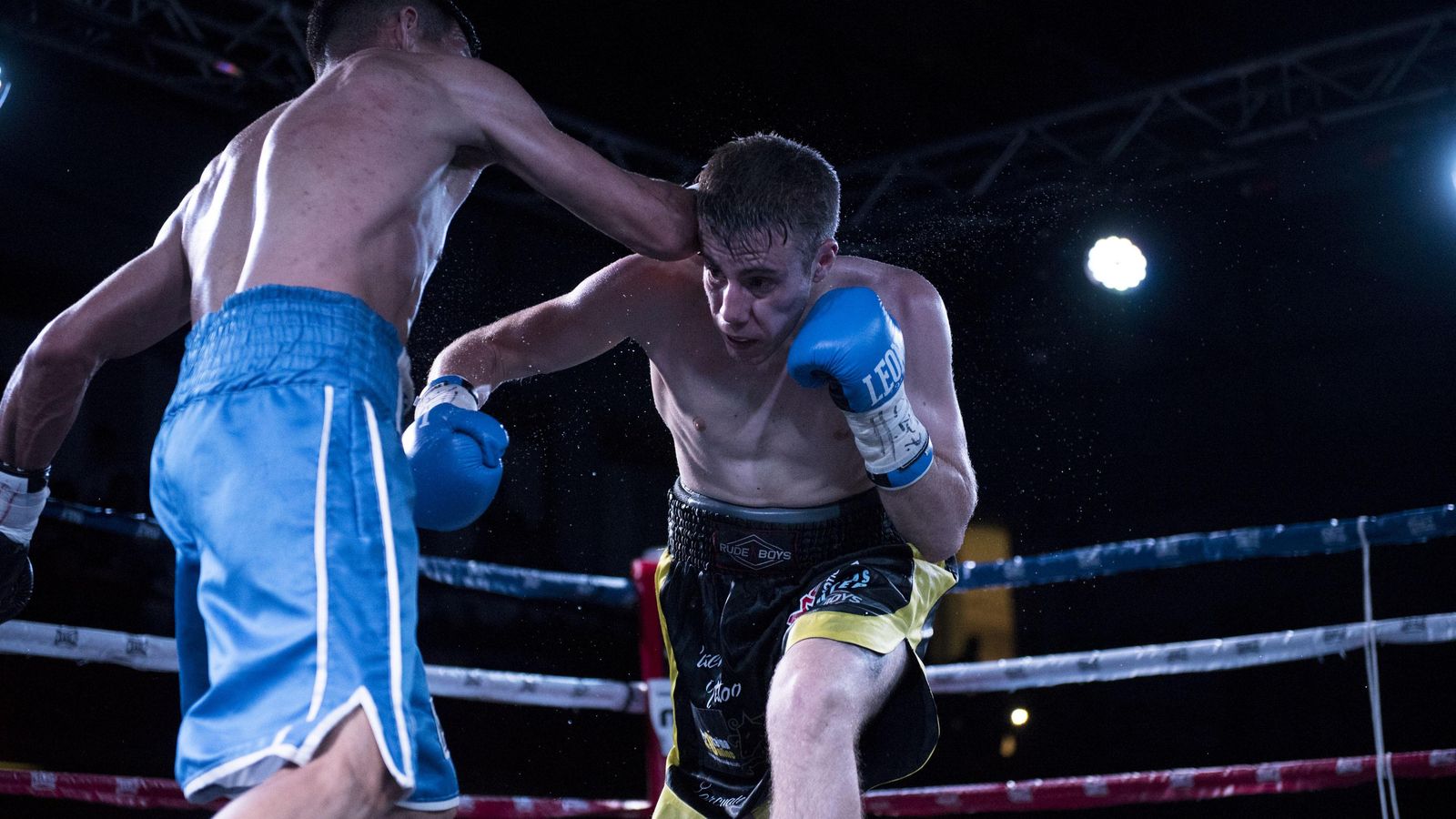 John Carter, en plena acción contra Sandro Hernández