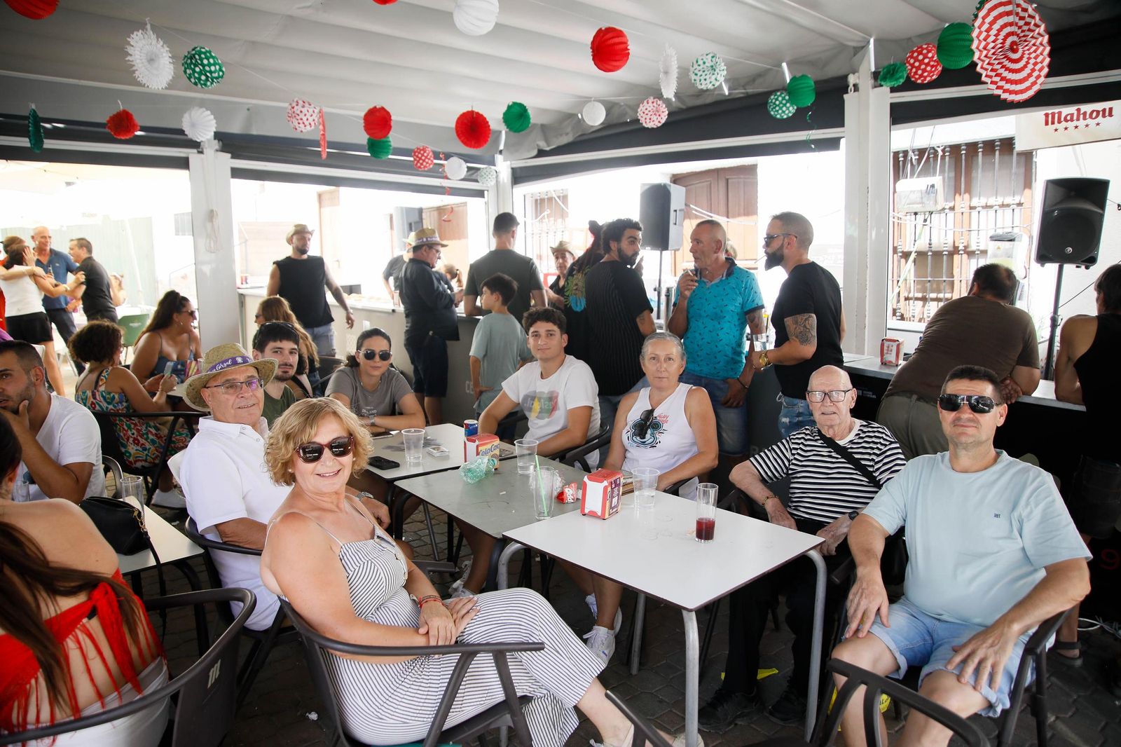 Vecinos durante la Feria del Mediodía.
