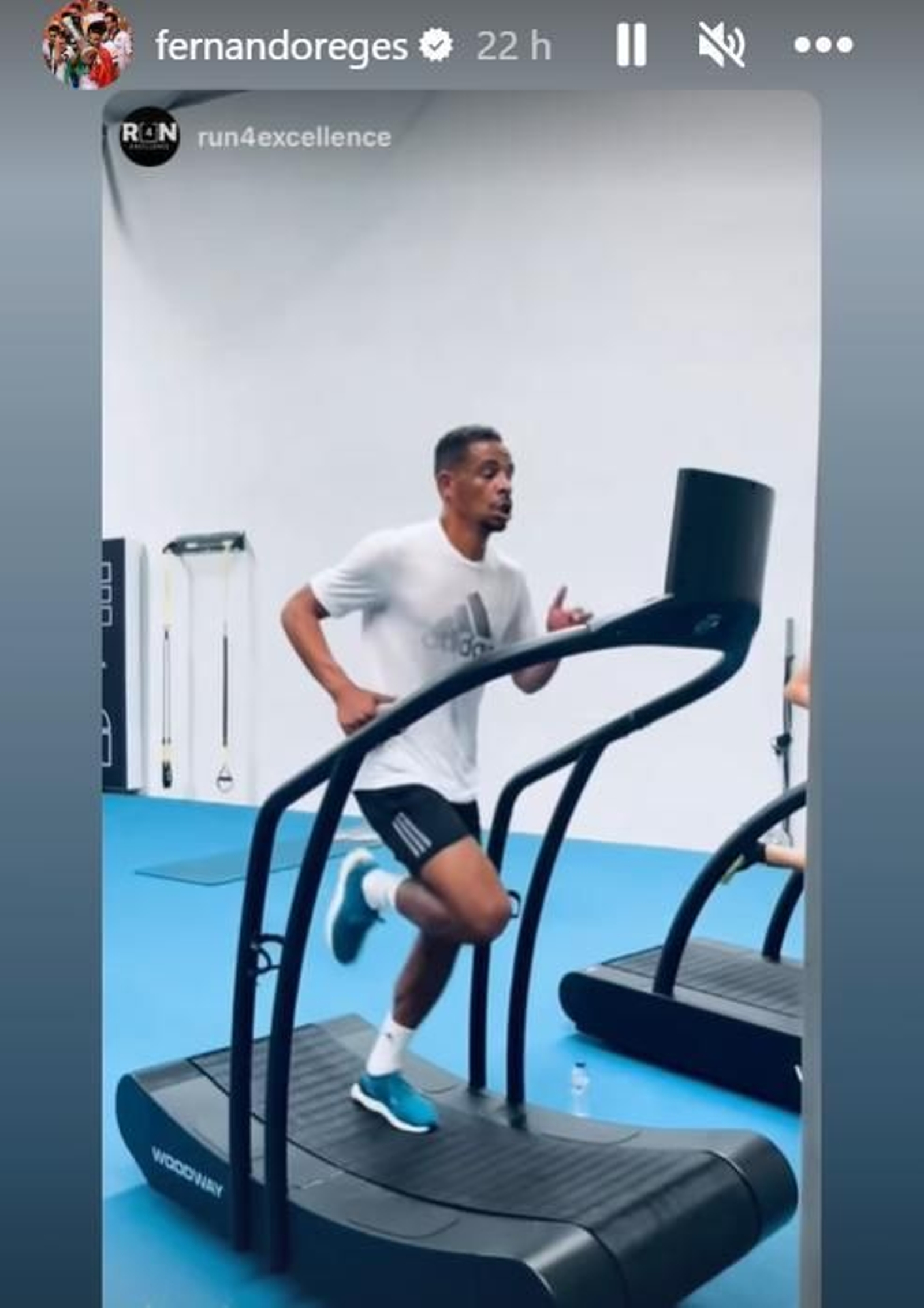 Fernando realiza carrera continua en un cinta, tal y como publicó en su estado de Instagram.