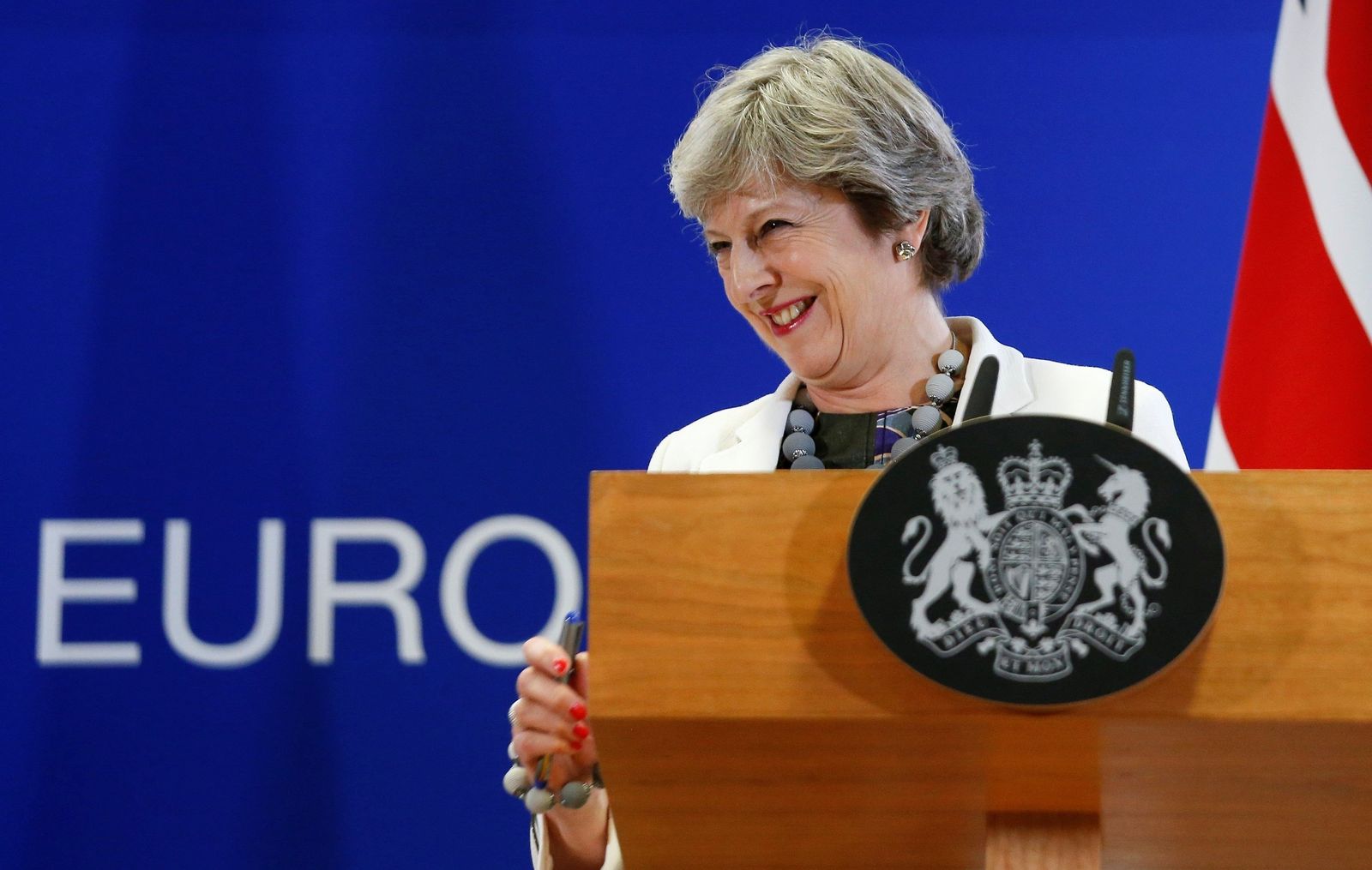 Theresa May sonríe en la rueda de prensa.