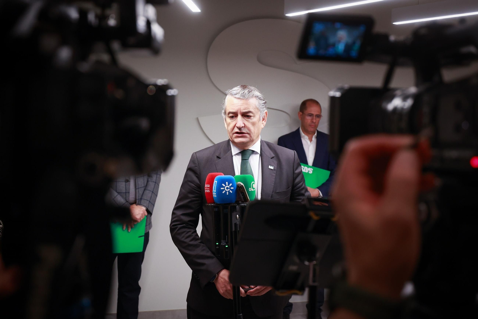 El consejero andaluz de Sanidad, Antonio Sanz, atiende a los medios en la nueva sede del sindicato Satse.