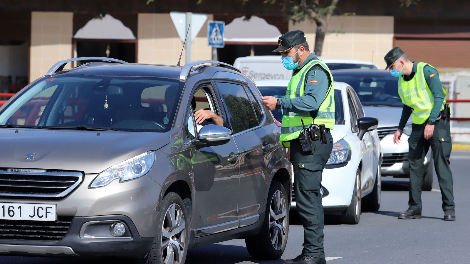 Agentes de la Benemérita vigilando el tránsito de vehículos en Corrales, hace doce meses.