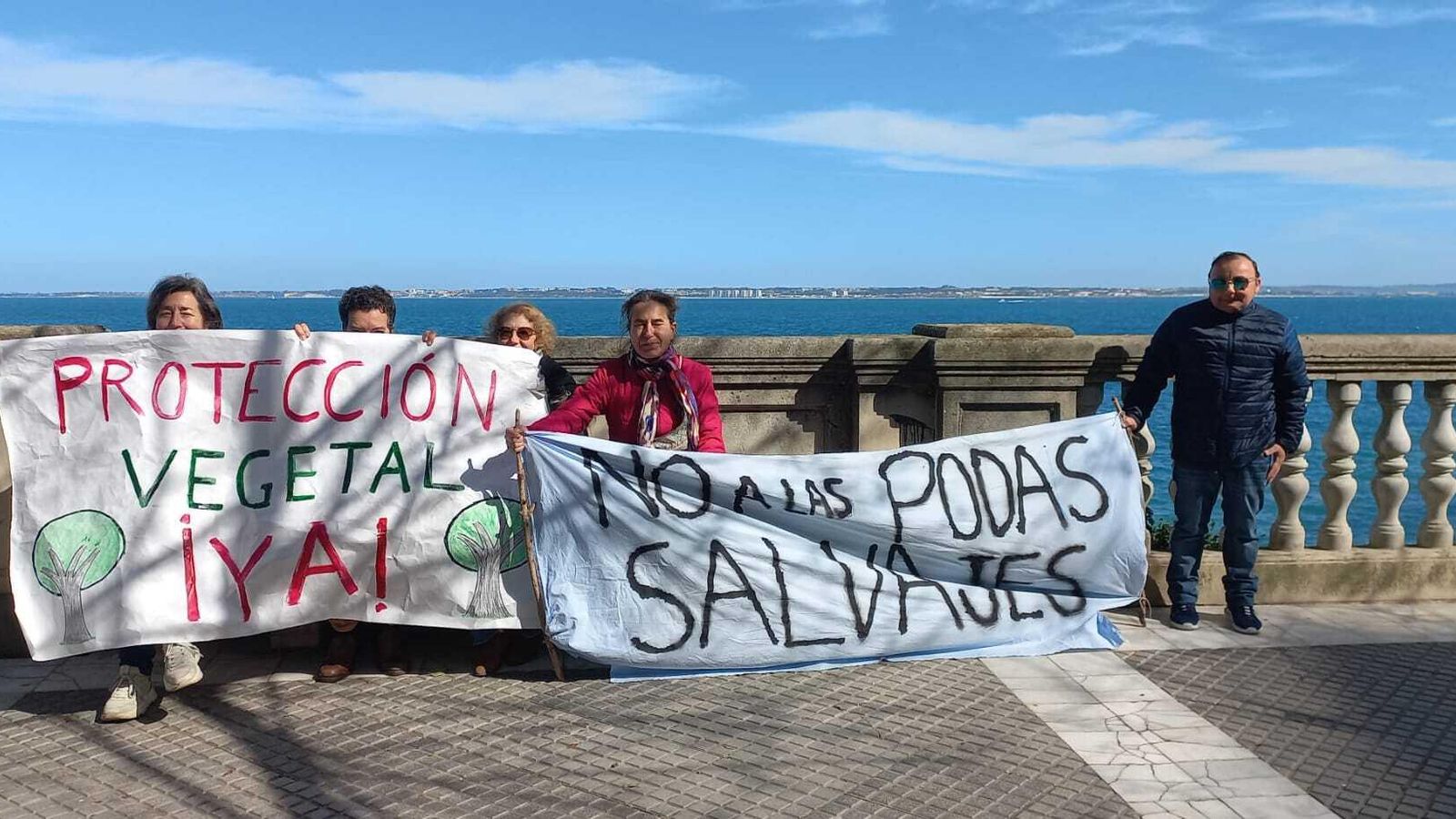Los ecologistas, en la balaustrada de la Alameda, reclamando el fin de las podas extremas.