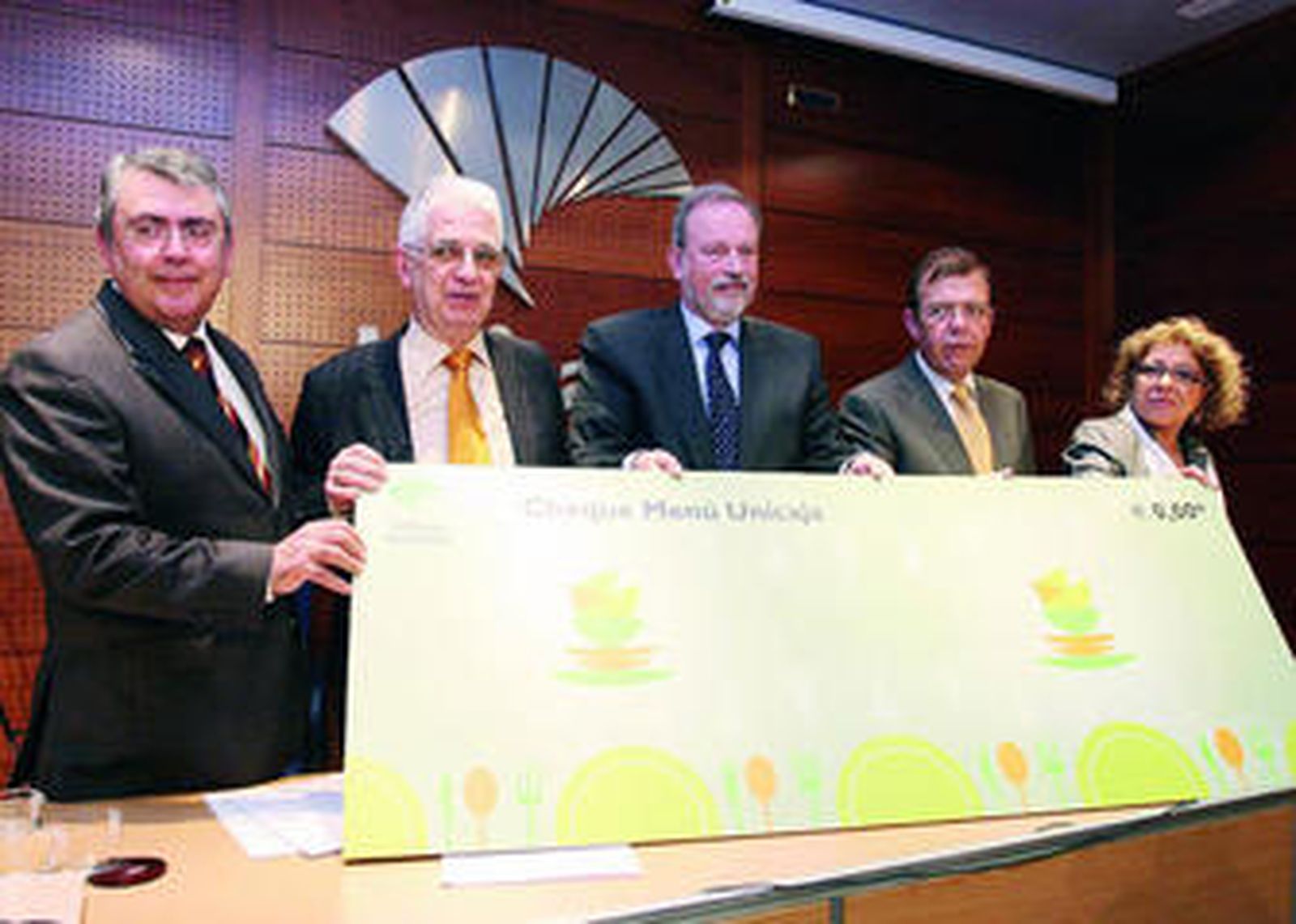 Prado, Peña, Faraguna, Recio y González, ayer, en la presentación del 'cheque menú' de Unicaja.