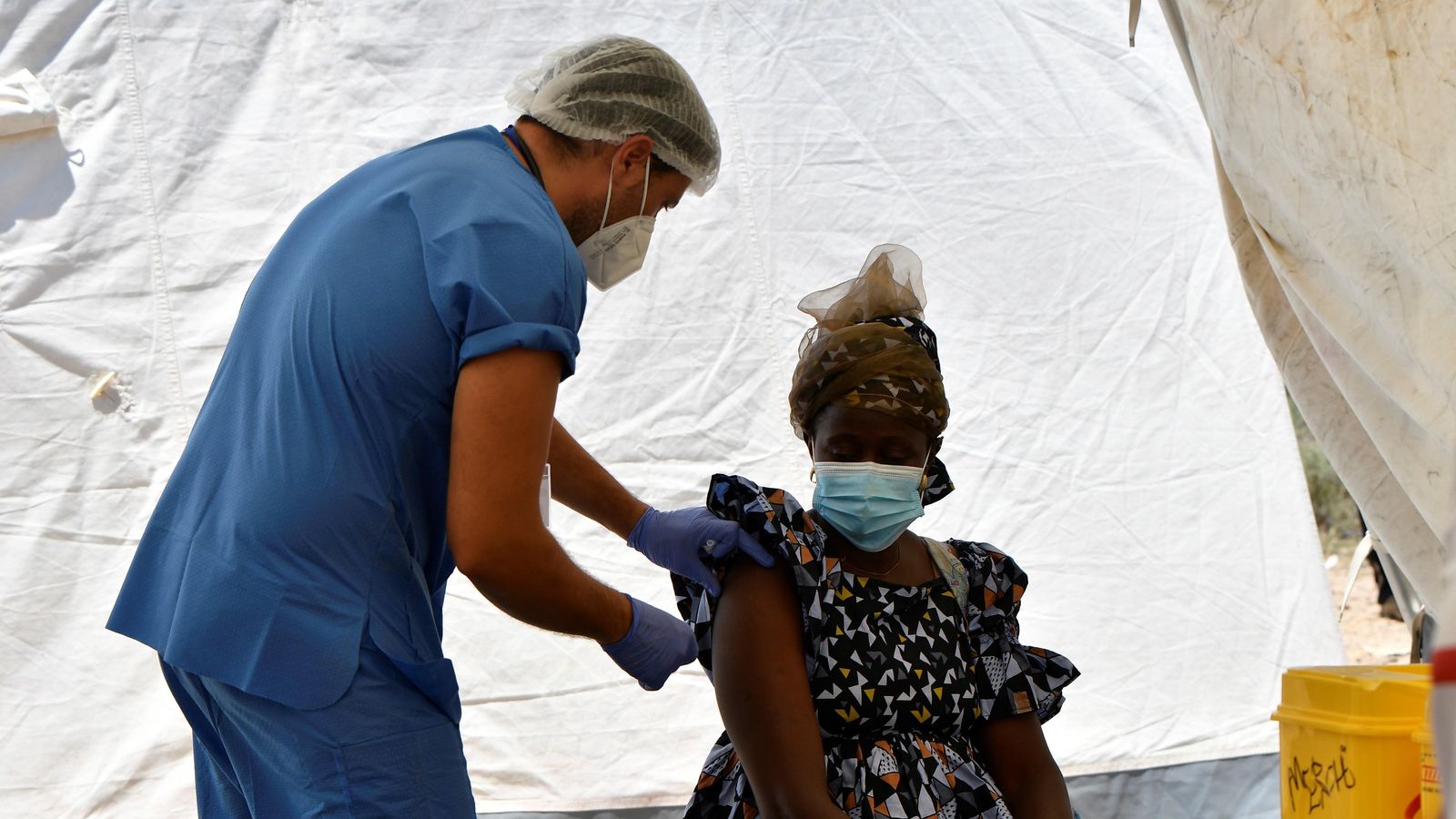 Vacunando en uno de los asentamientos de Níjar.