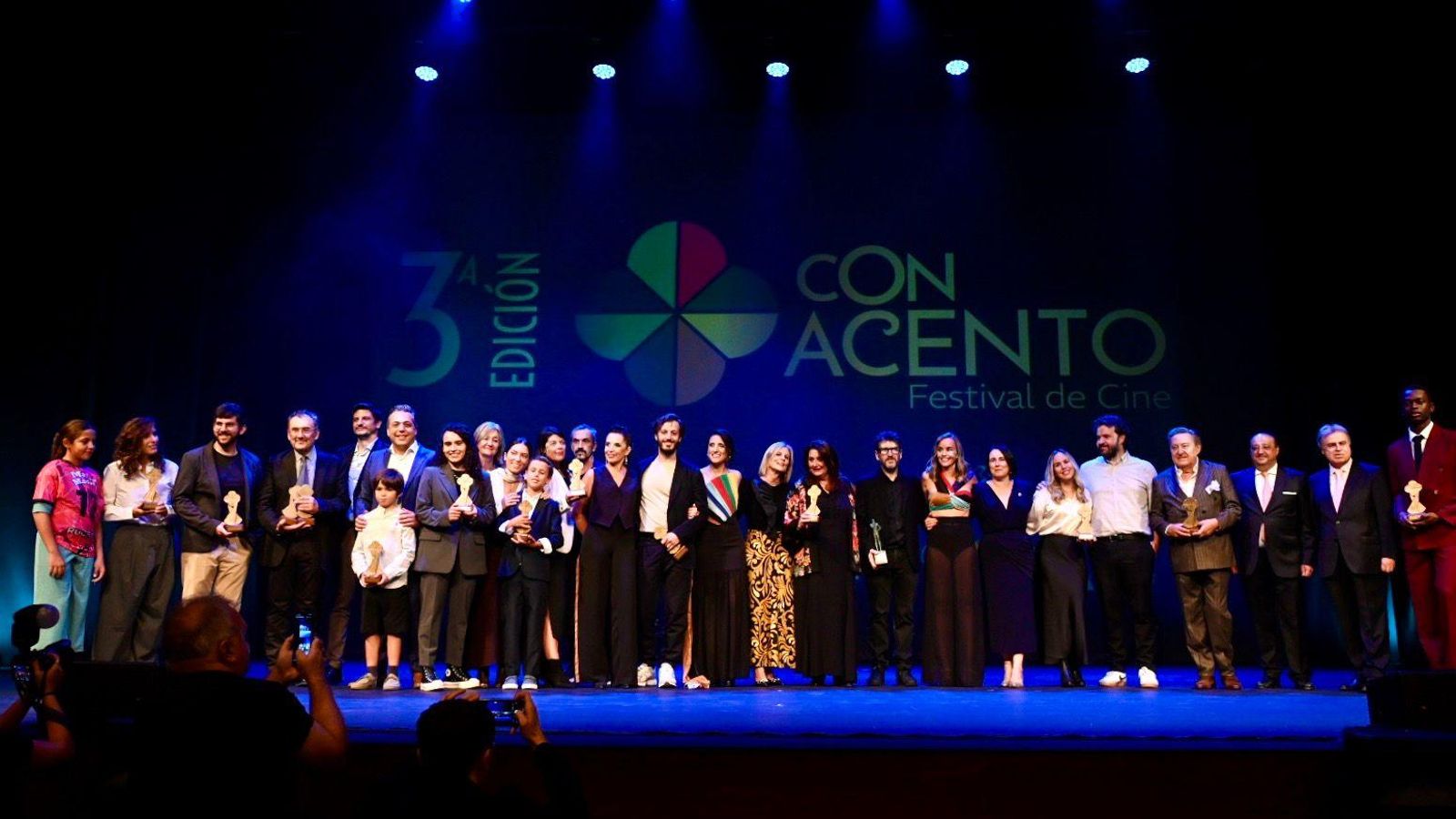 Foto de familia de los galardonados en el III Festival de Cine con Acento de Jerez.