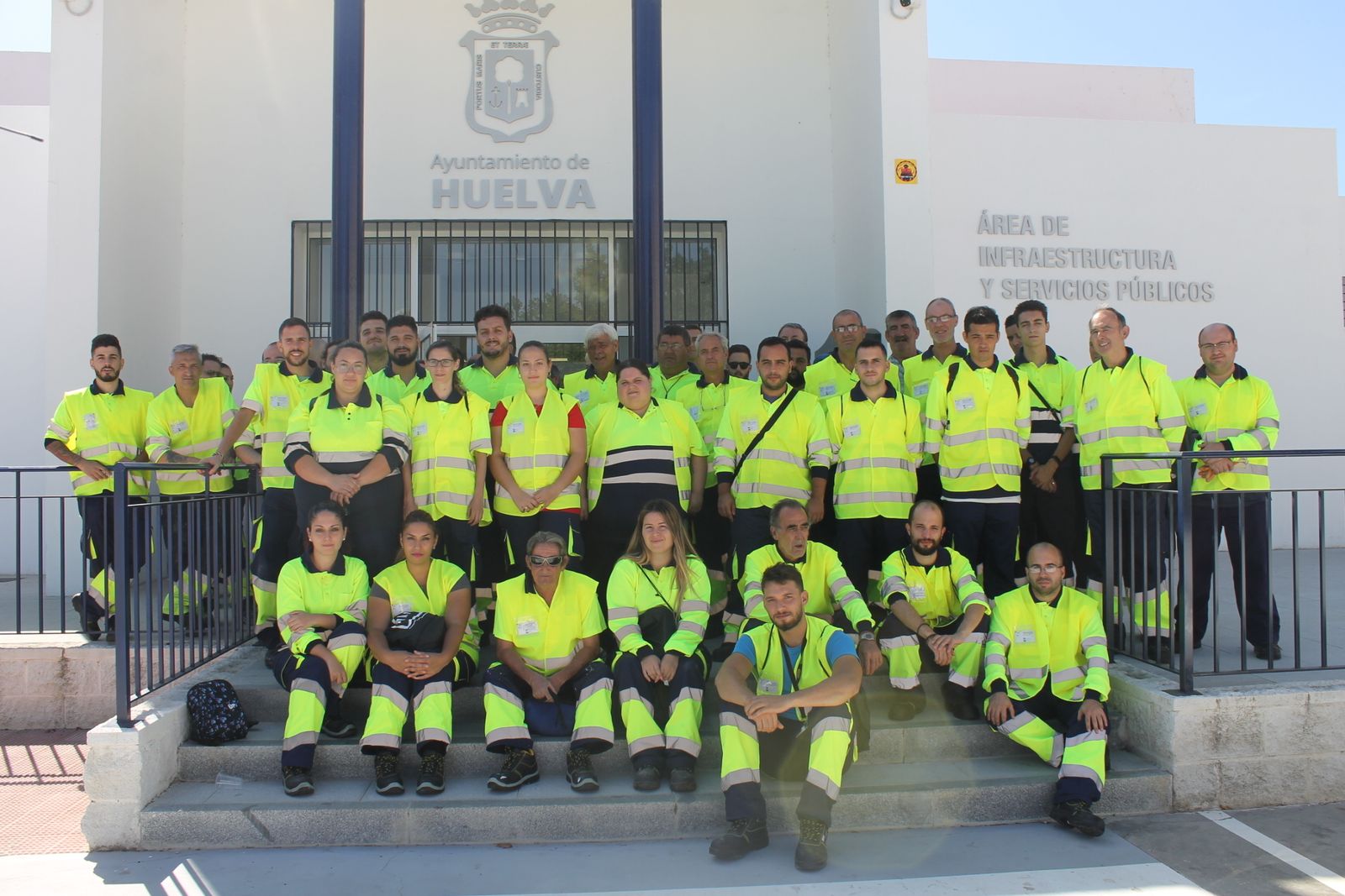 Foto de familia de los nuevos trabajadores contratados a través de los programas municipales de empleo.