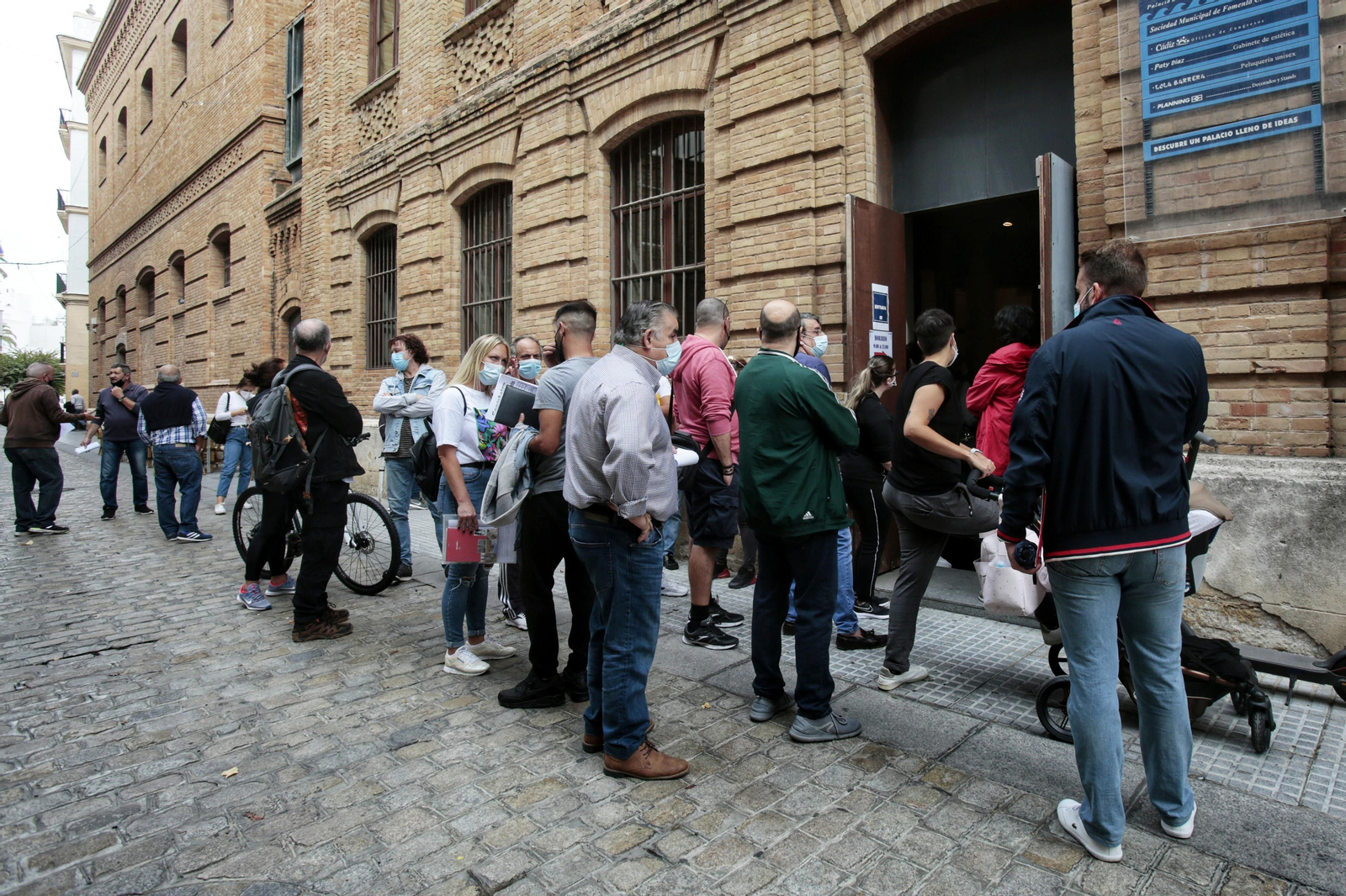 Una cola de ciudadanos ante la sede de Emasa, en una imagen de archivo.