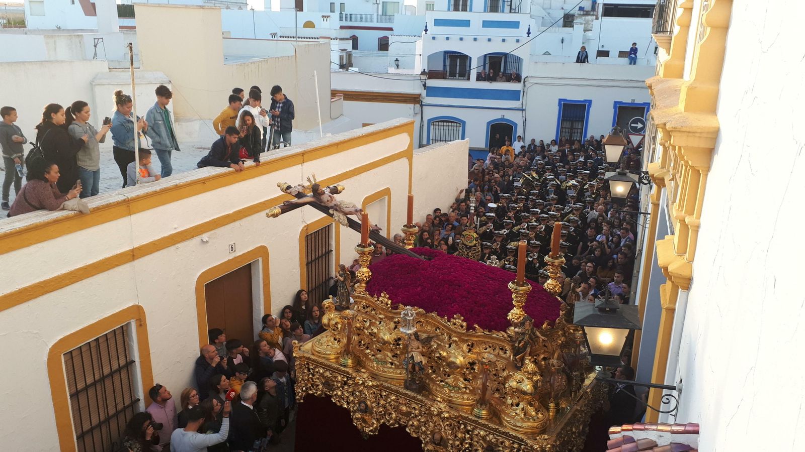 Cristo de la Buena Muerte de Ayamonte , en su salida desde el templo de la Merced.